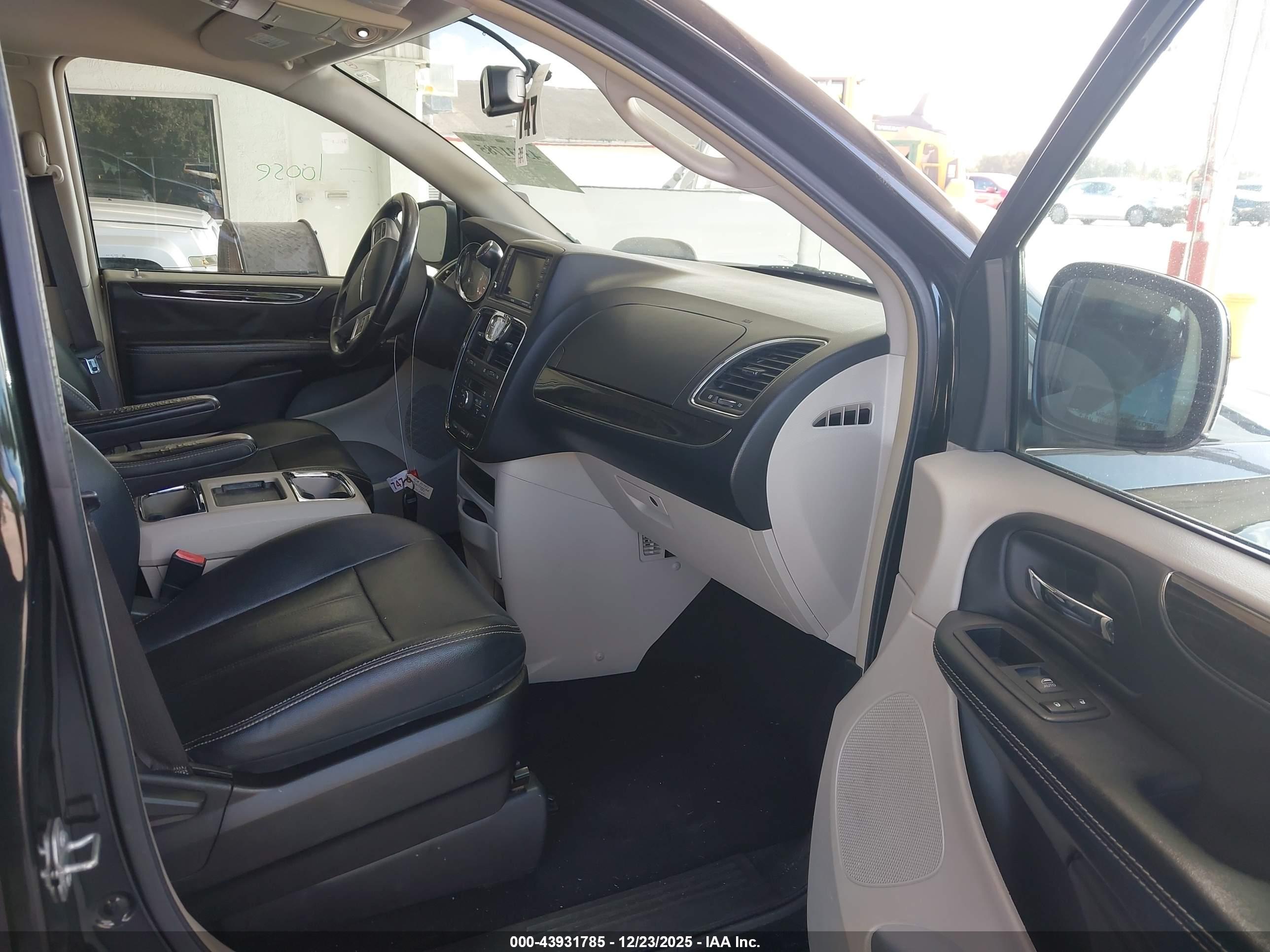 CHRYSLER TOWN image 5