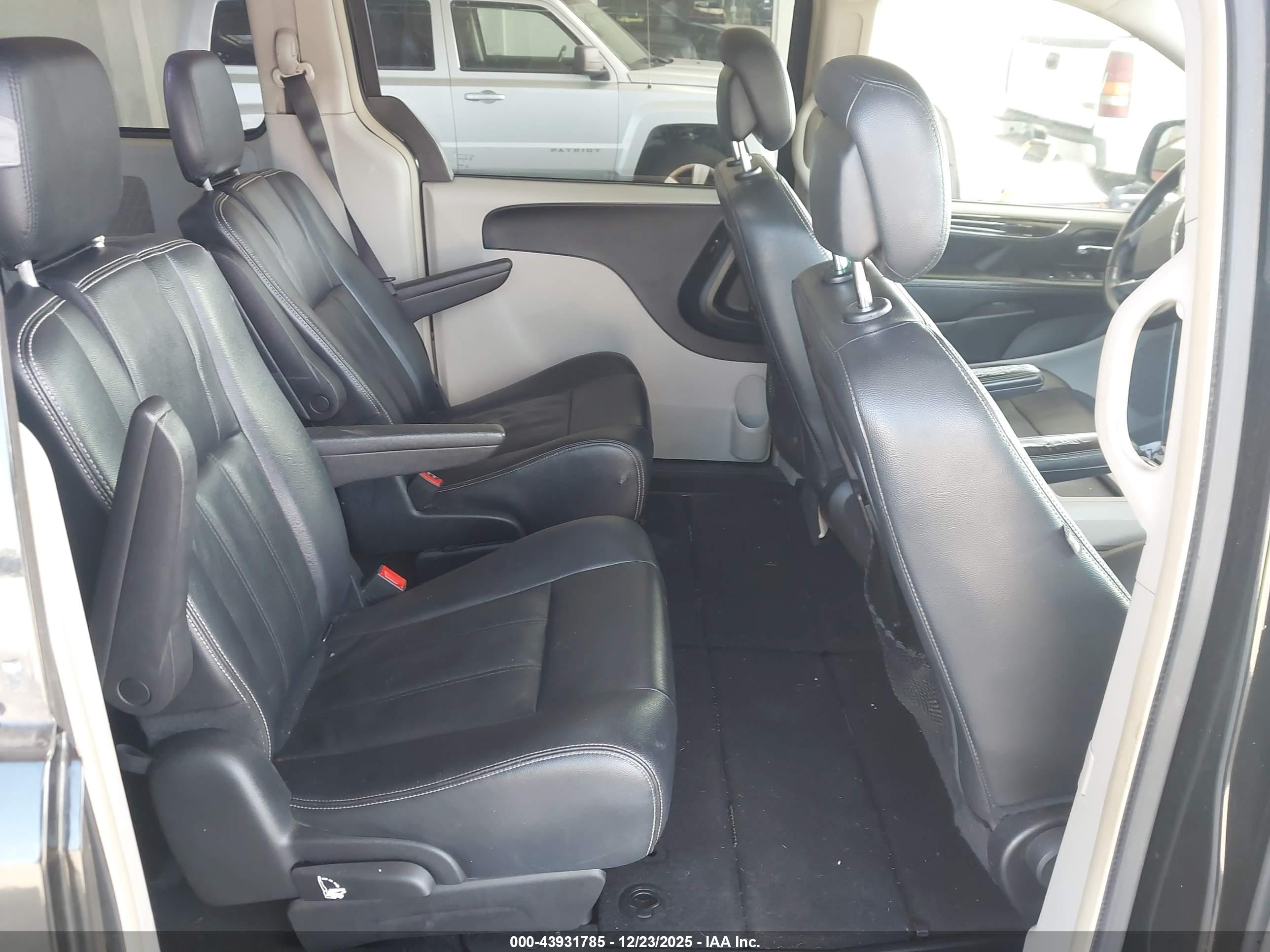 CHRYSLER TOWN image 8