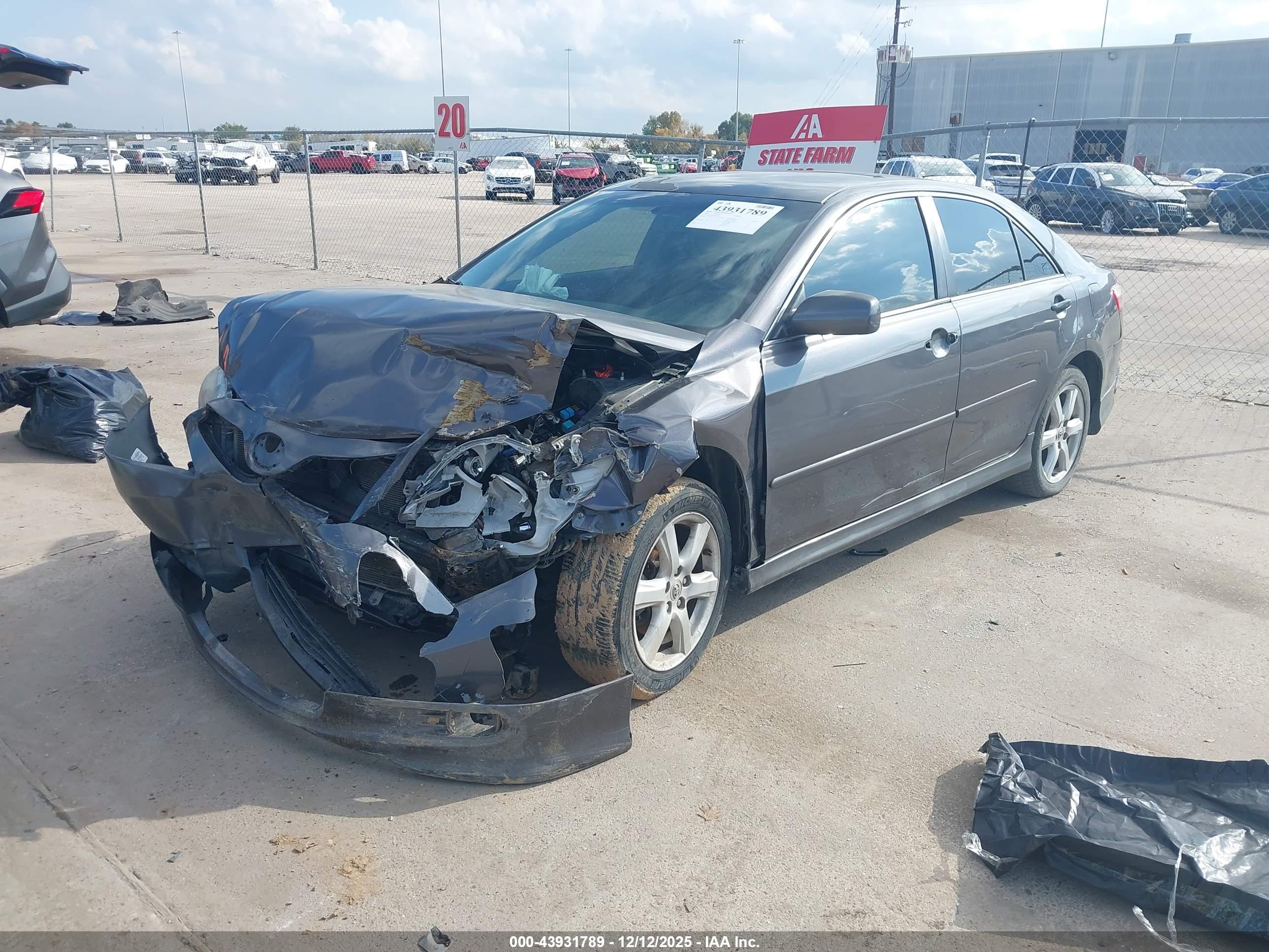 TOYOTA CAMRY image 2