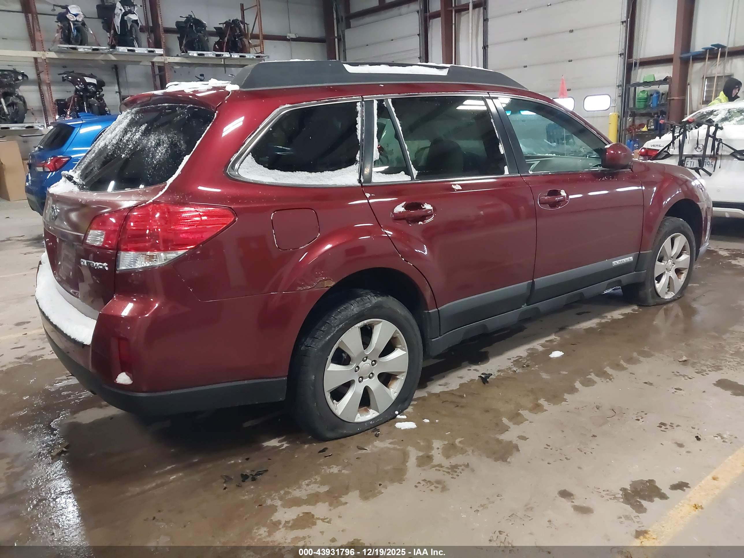 SUBARU OUTBACK image 4