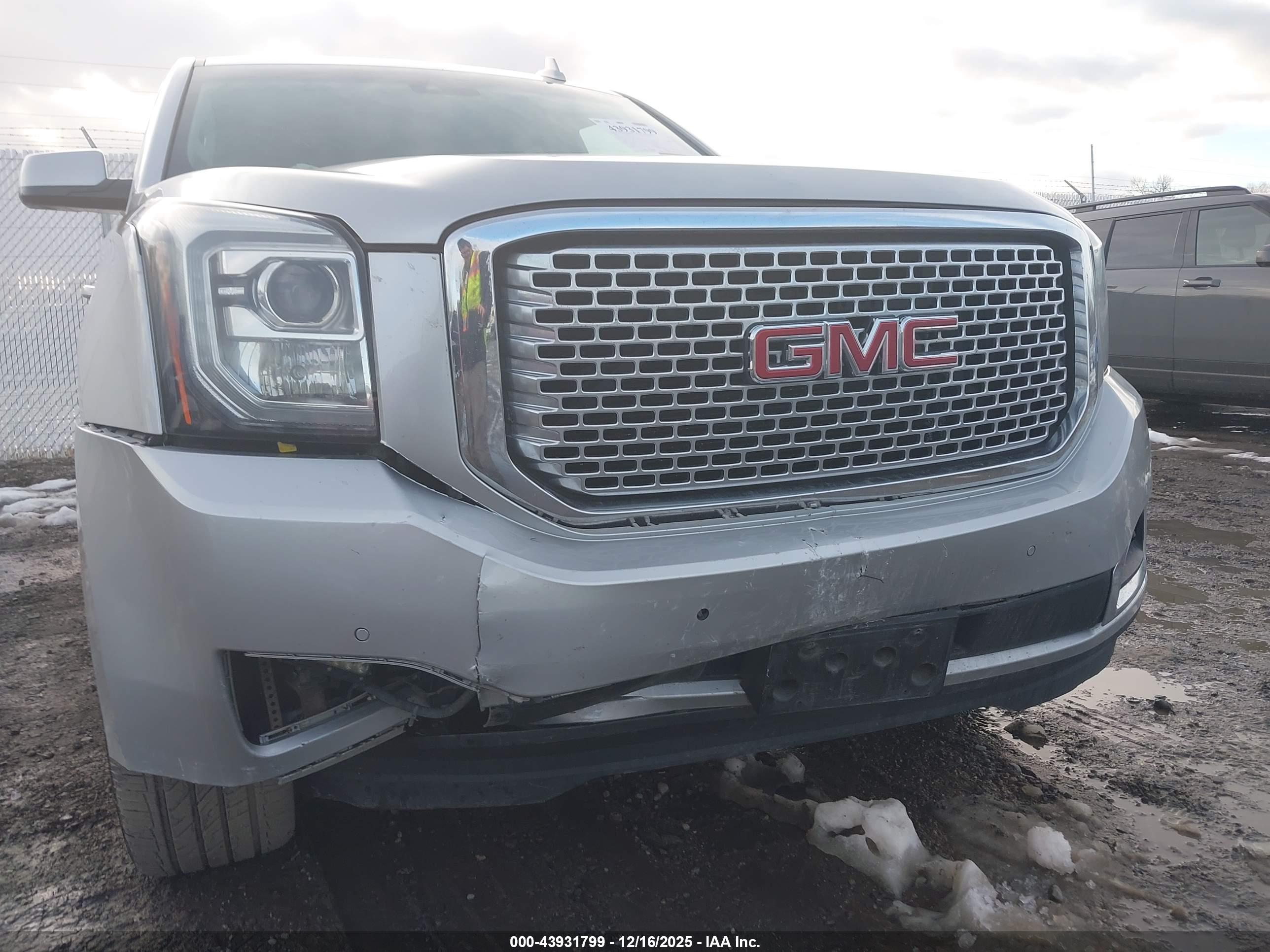 GMC YUKON image 6