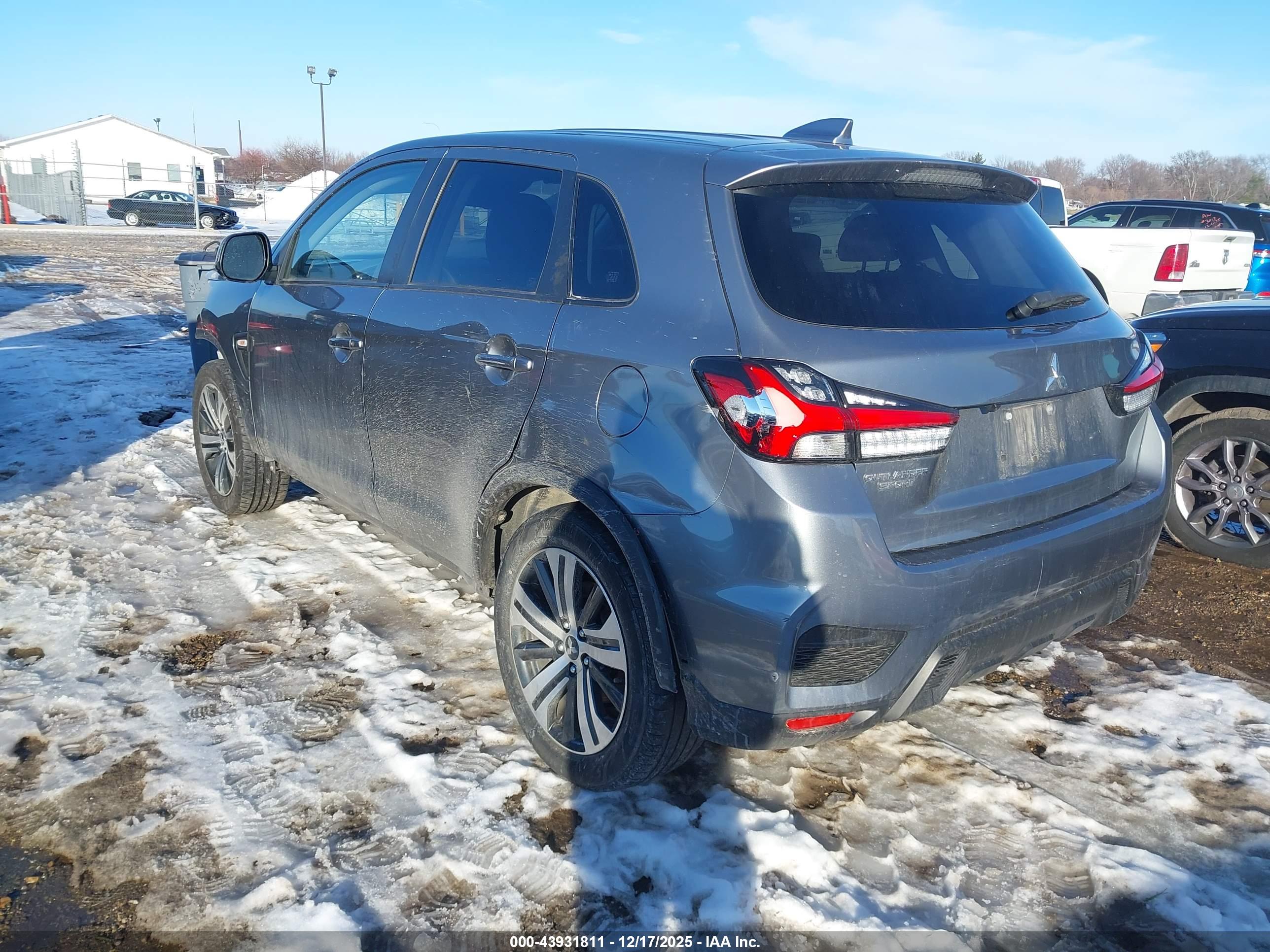MITSUBISHI OUTLANDER image 3