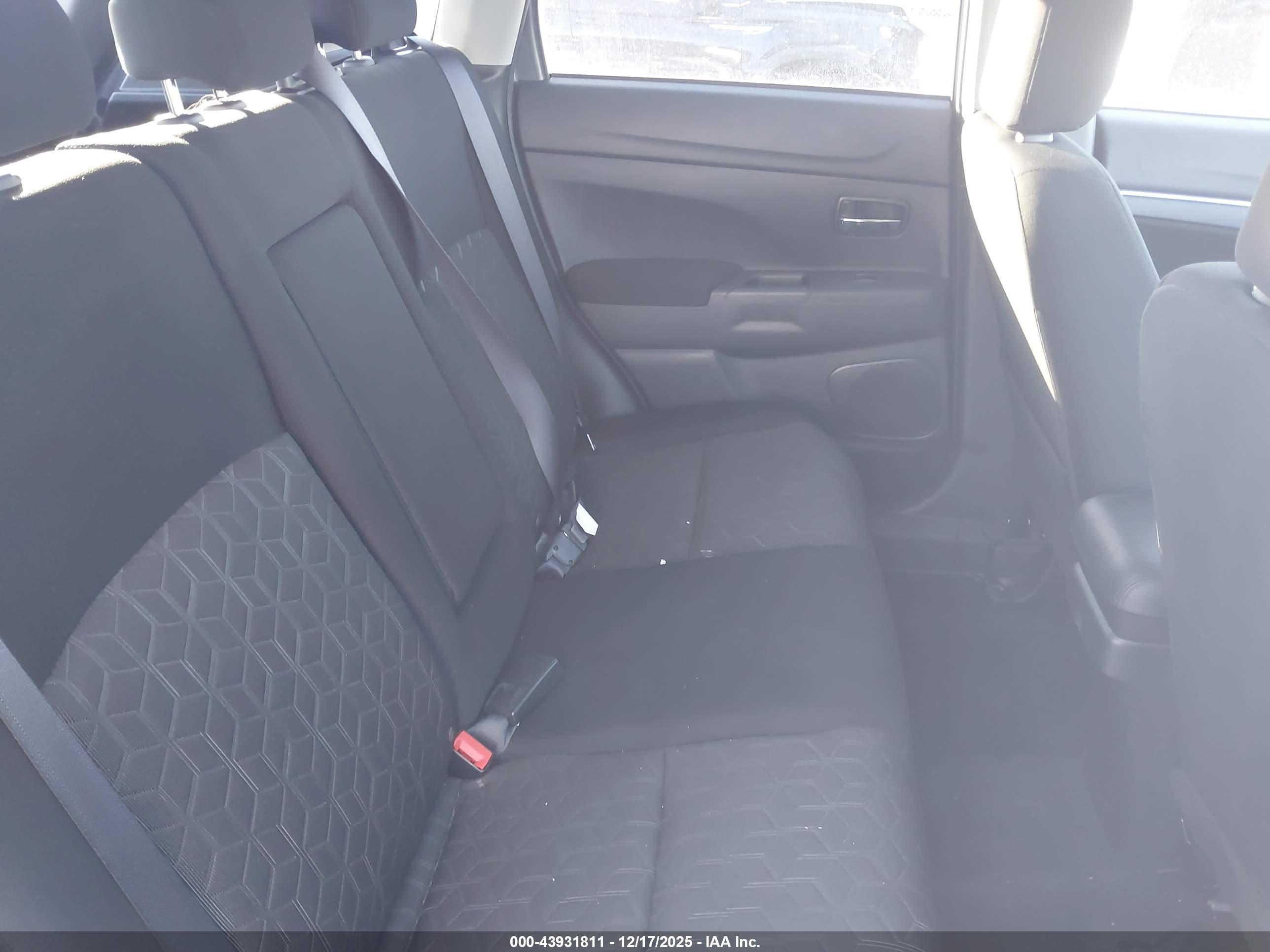 MITSUBISHI OUTLANDER image 8