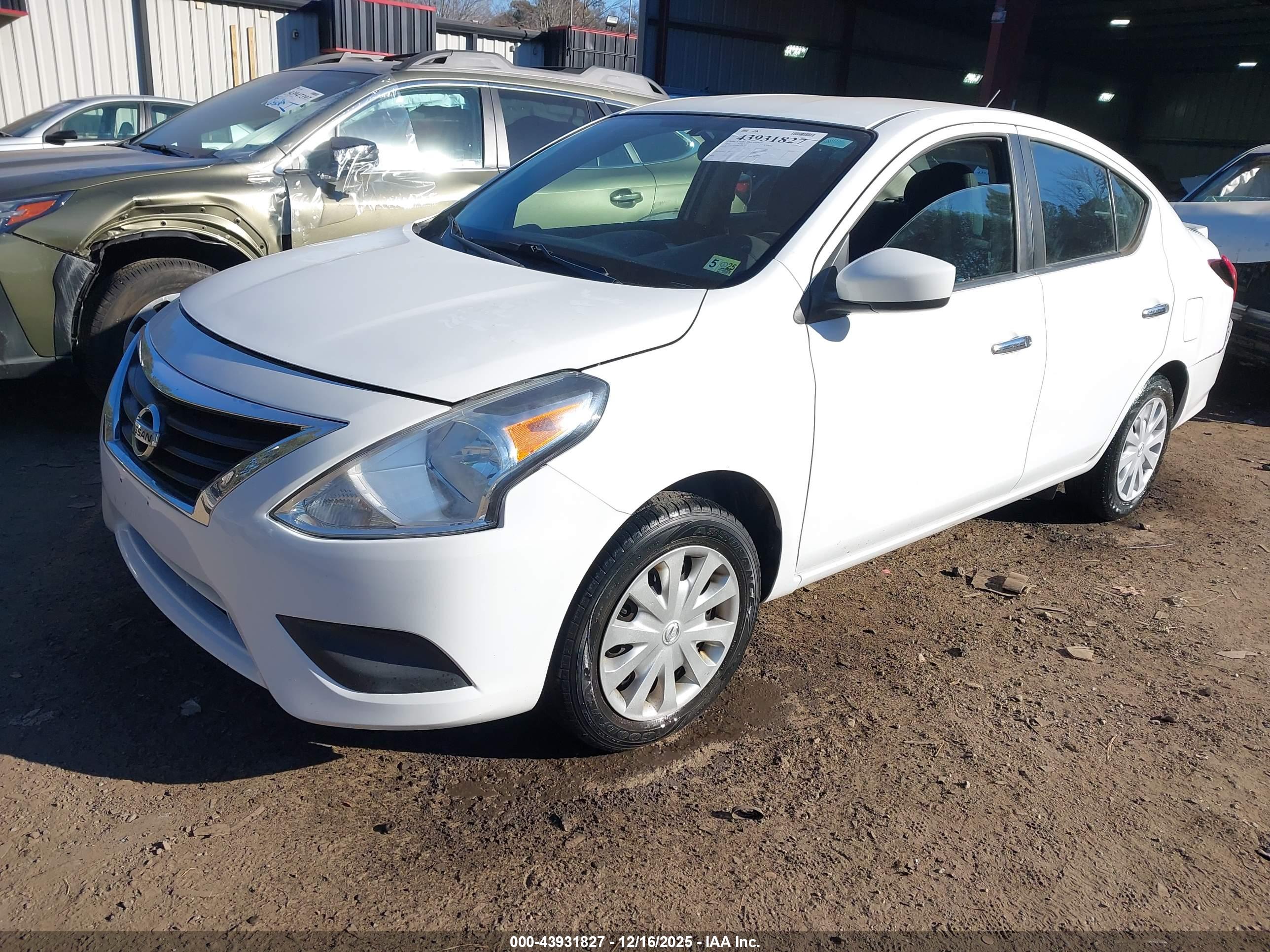 NISSAN VERSA image 2