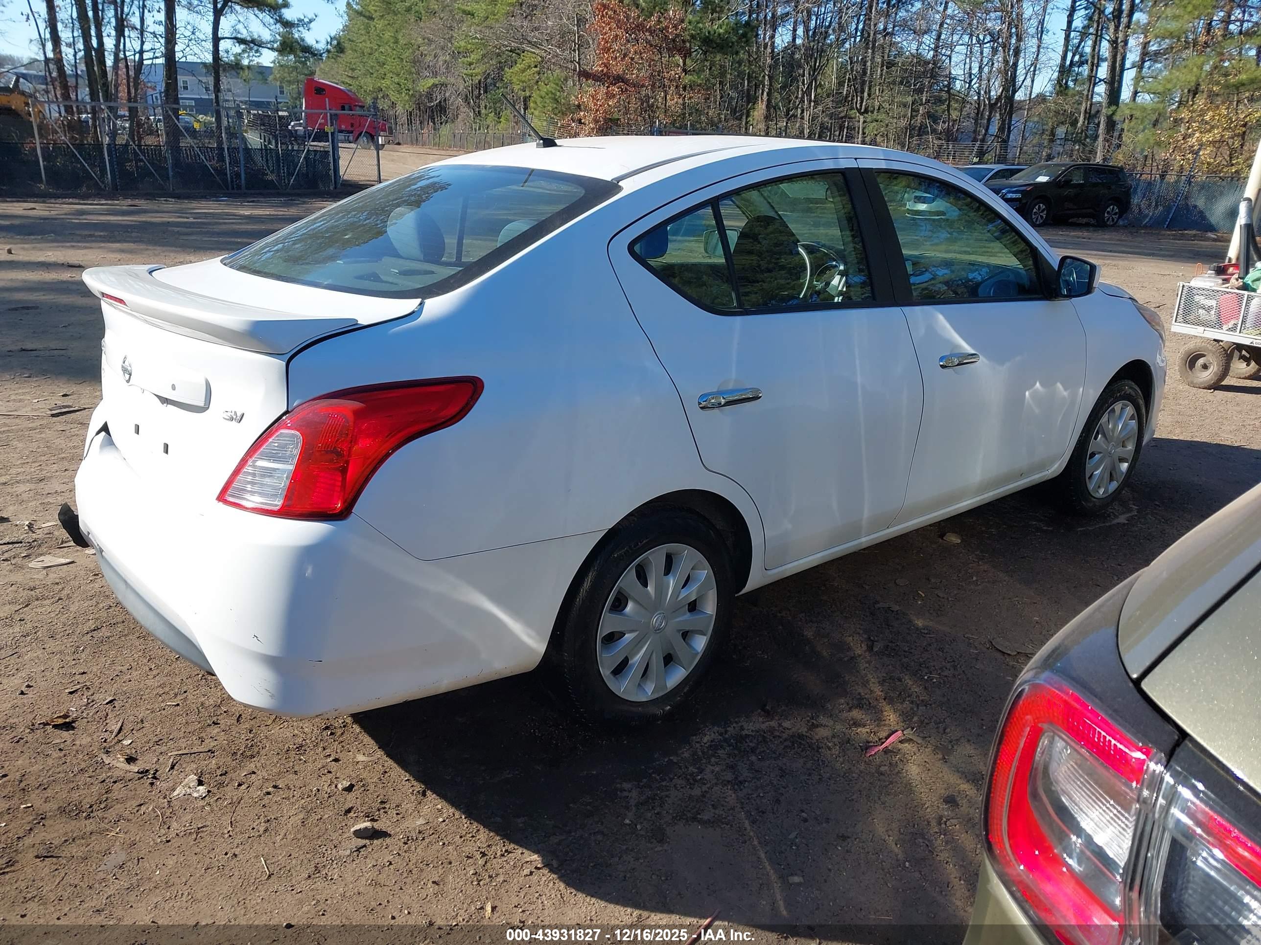 NISSAN VERSA image 4