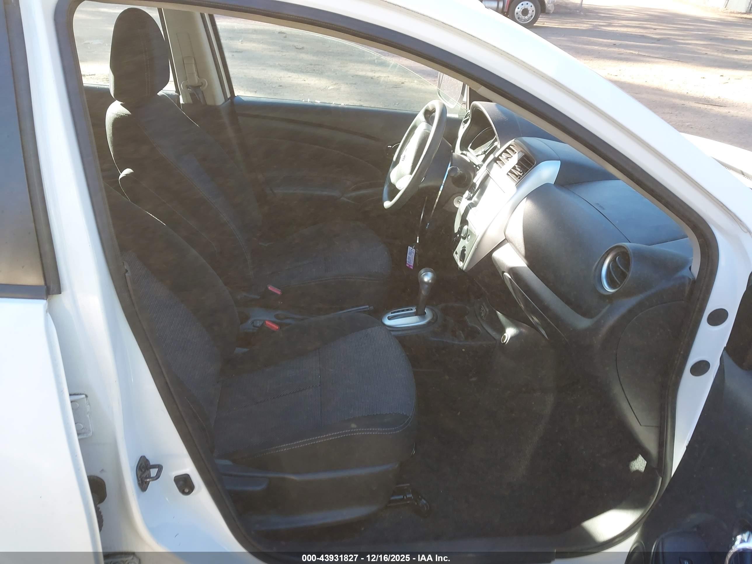 NISSAN VERSA image 5