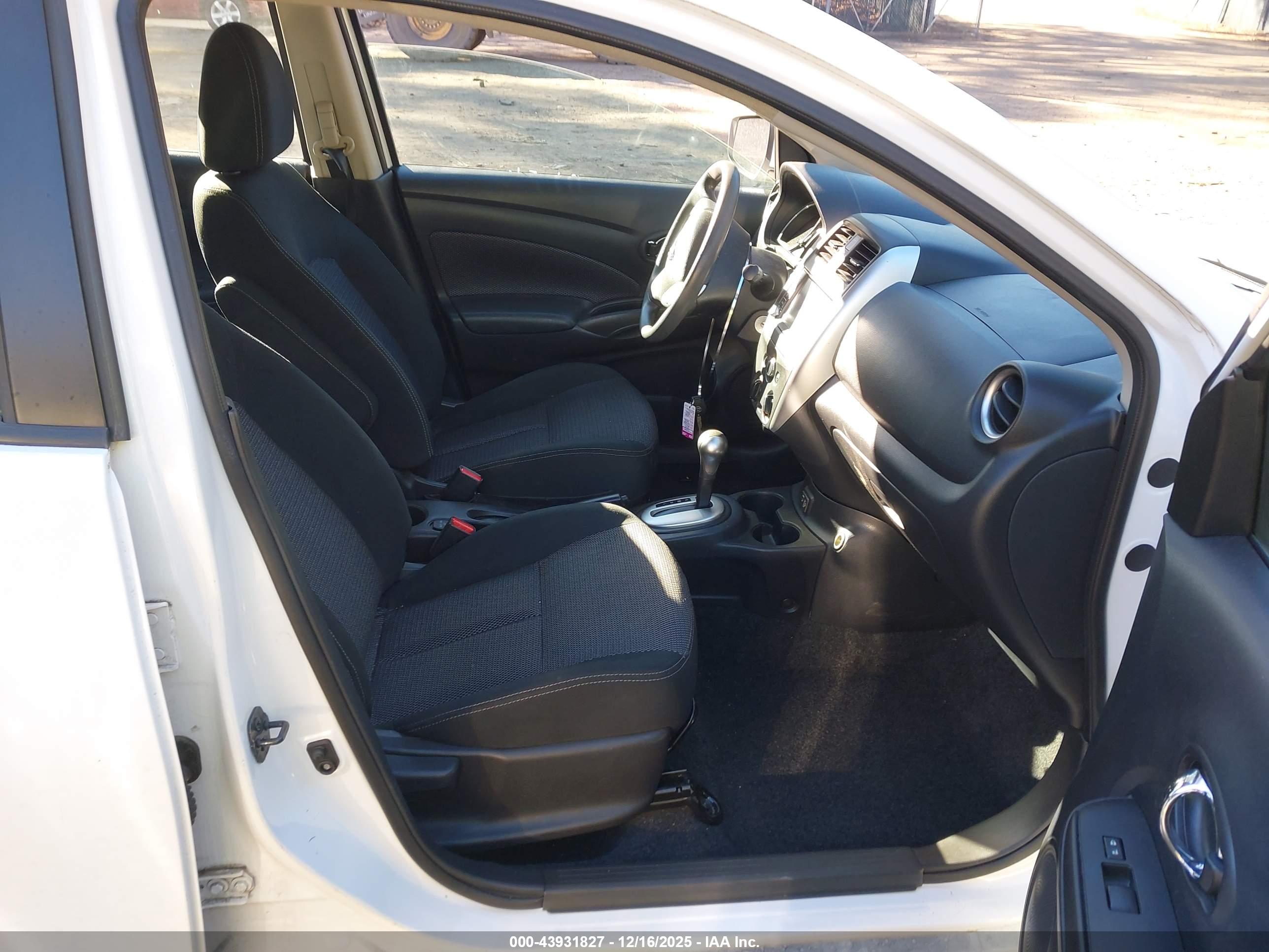NISSAN VERSA image 8