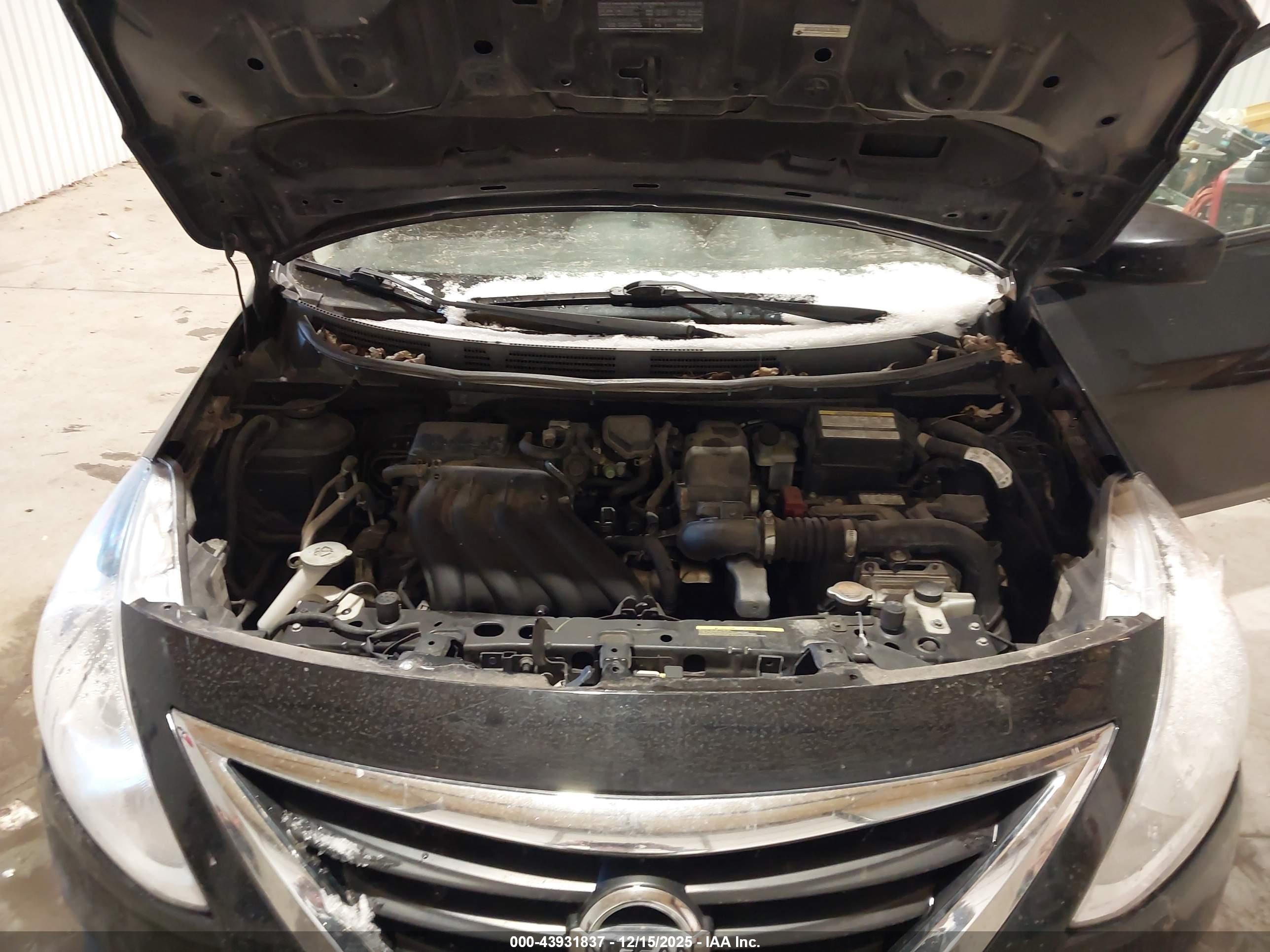 NISSAN VERSA image 10