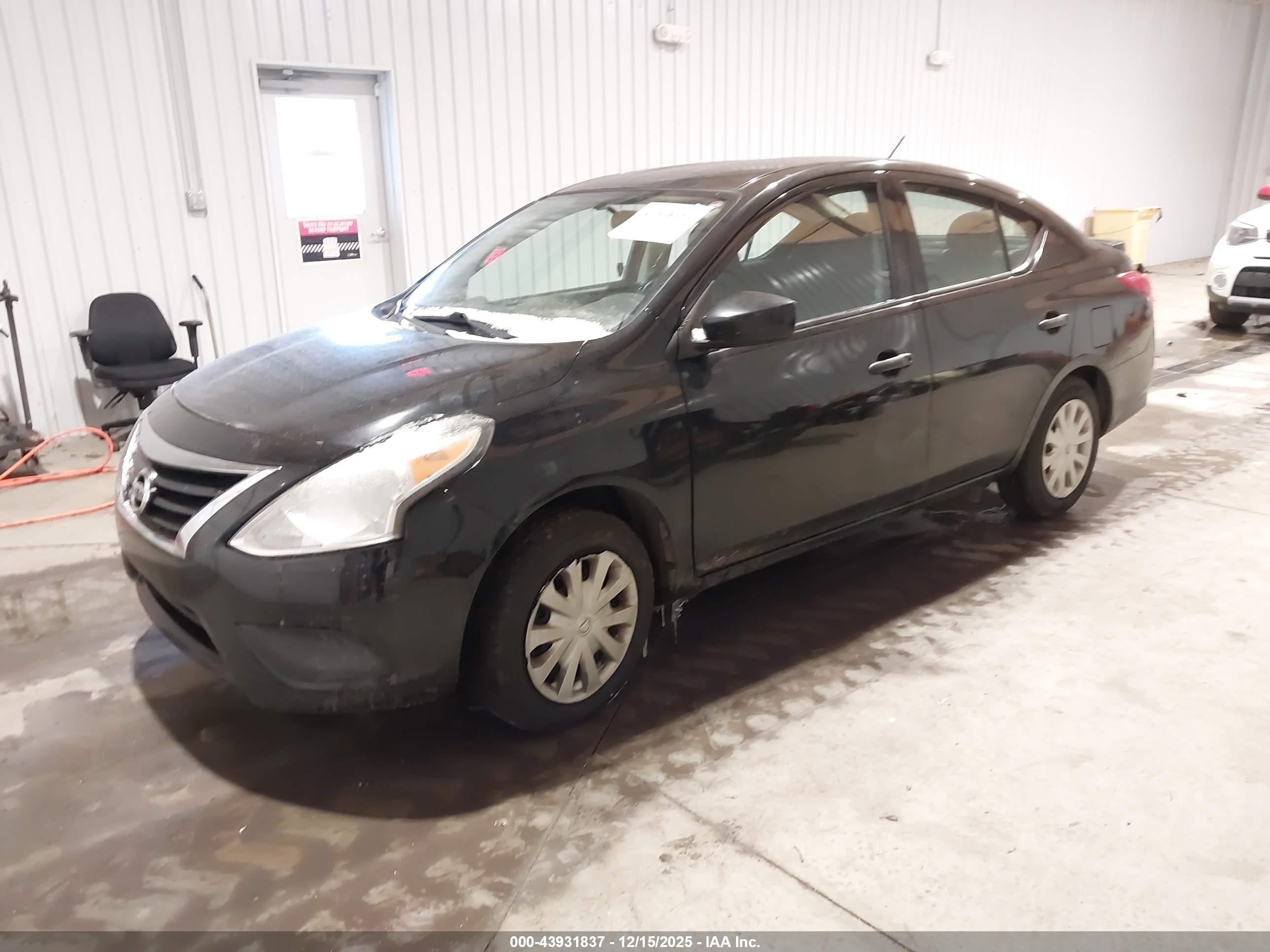 NISSAN VERSA image 2