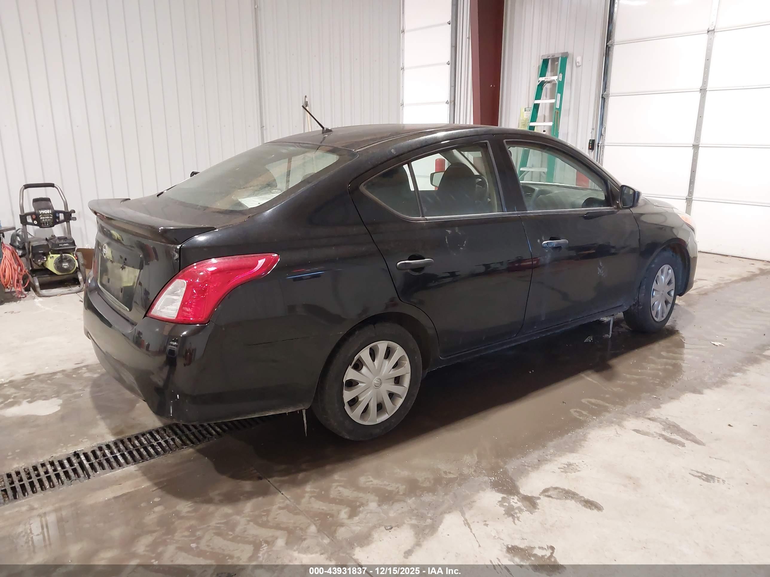 NISSAN VERSA image 4