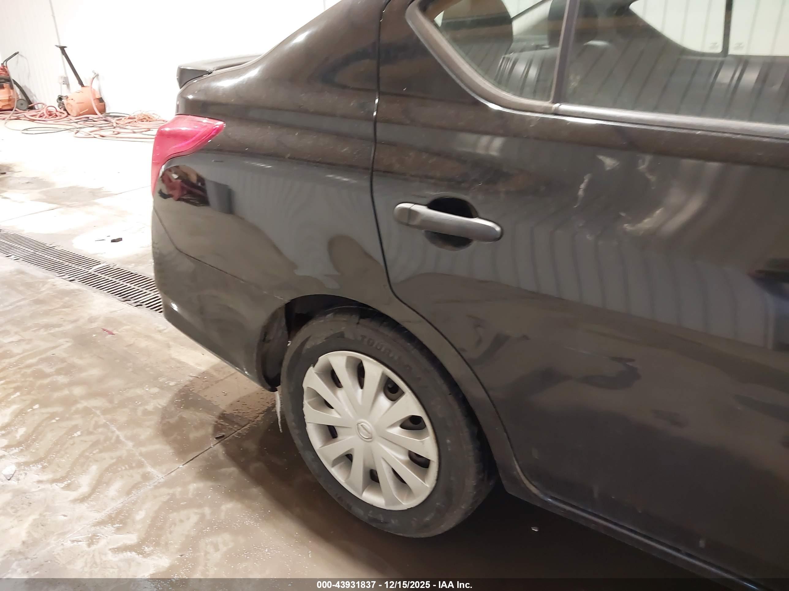 NISSAN VERSA image 6