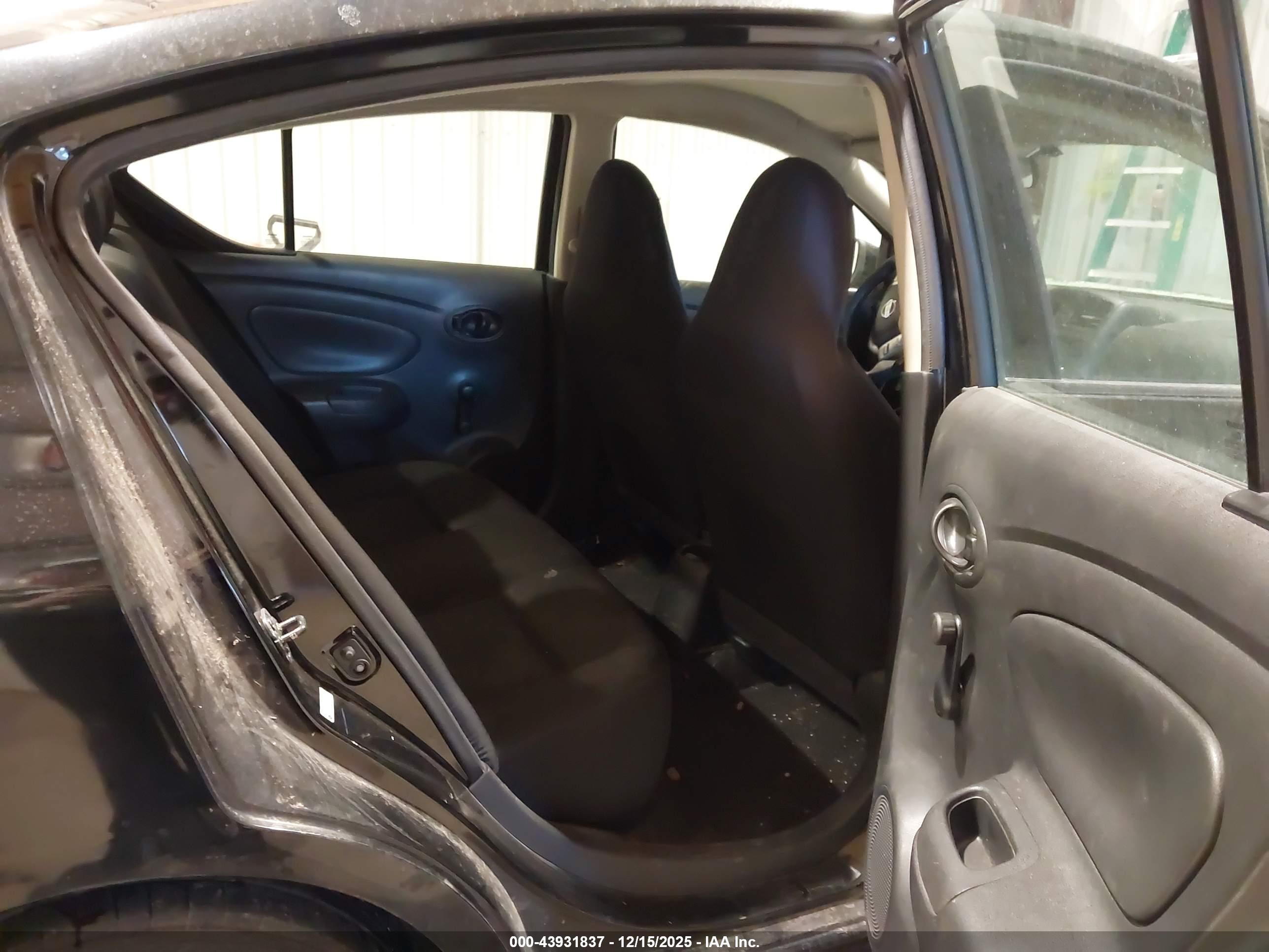 NISSAN VERSA image 8