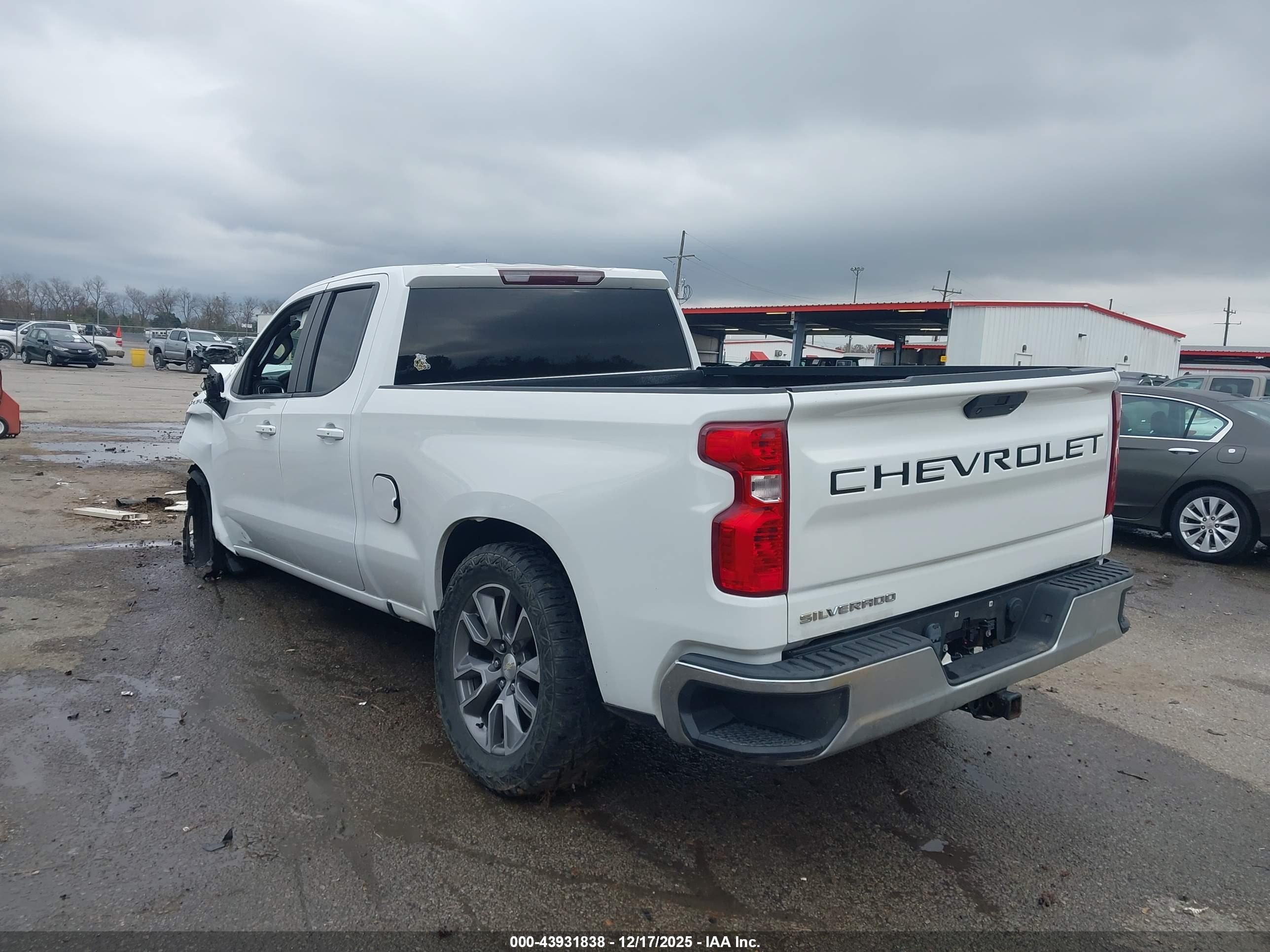 CHEVROLET SILVERADO image 3