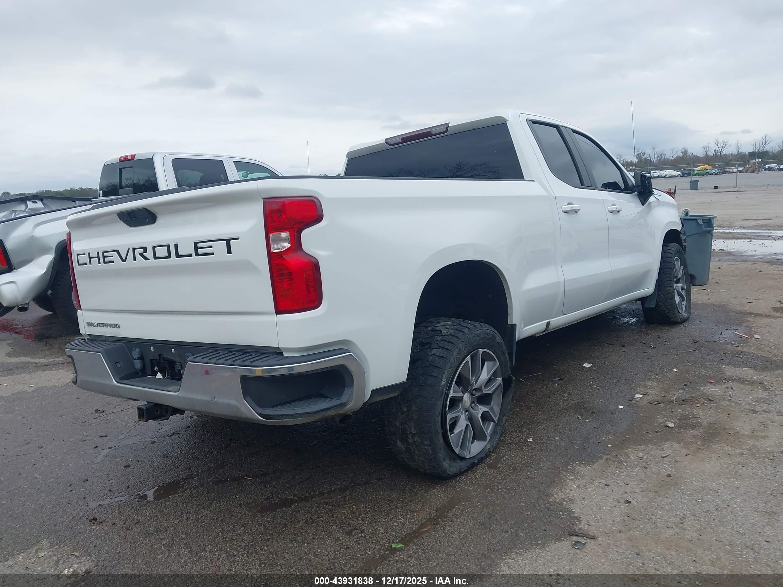 CHEVROLET SILVERADO image 4