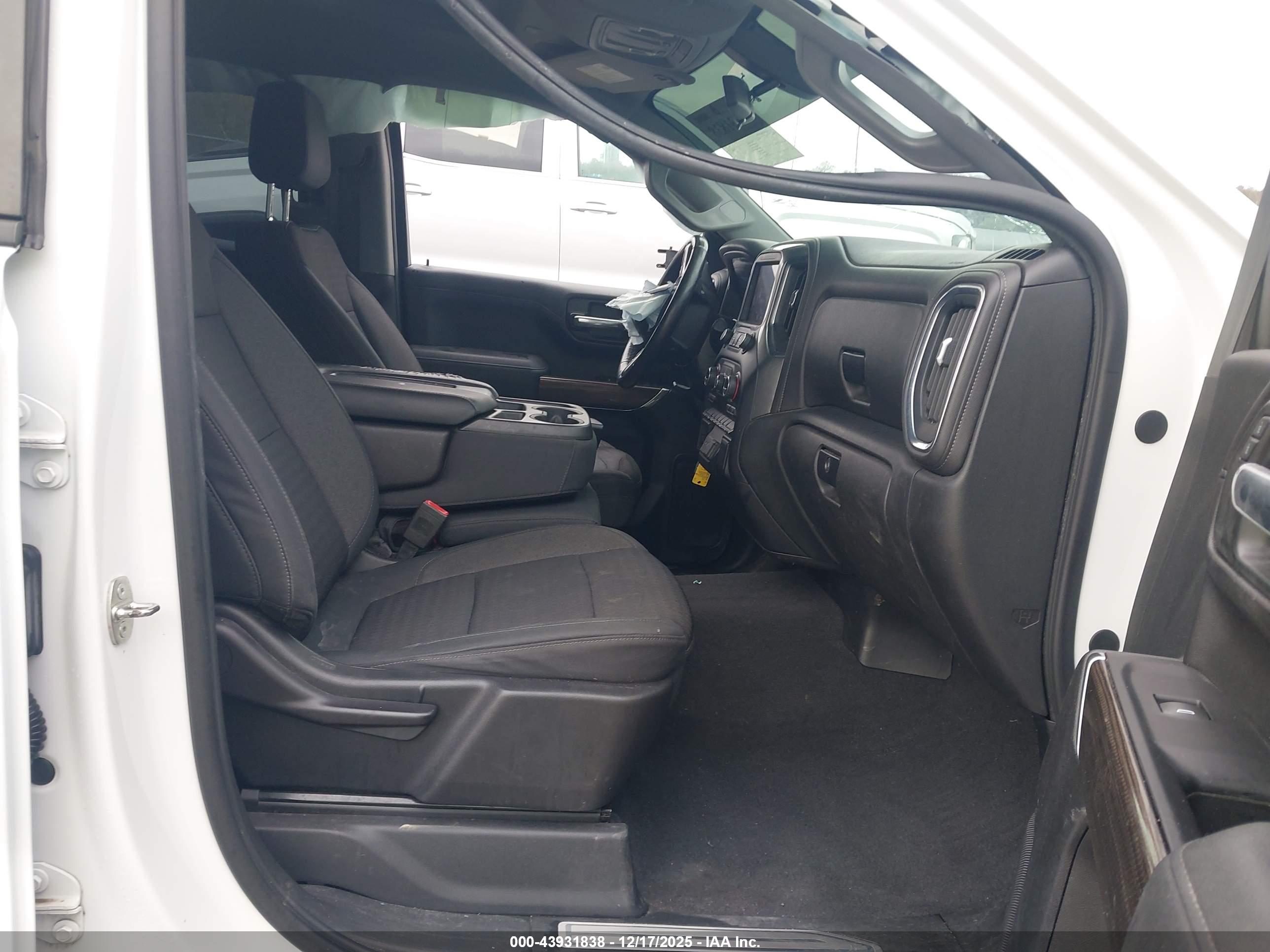 CHEVROLET SILVERADO image 5