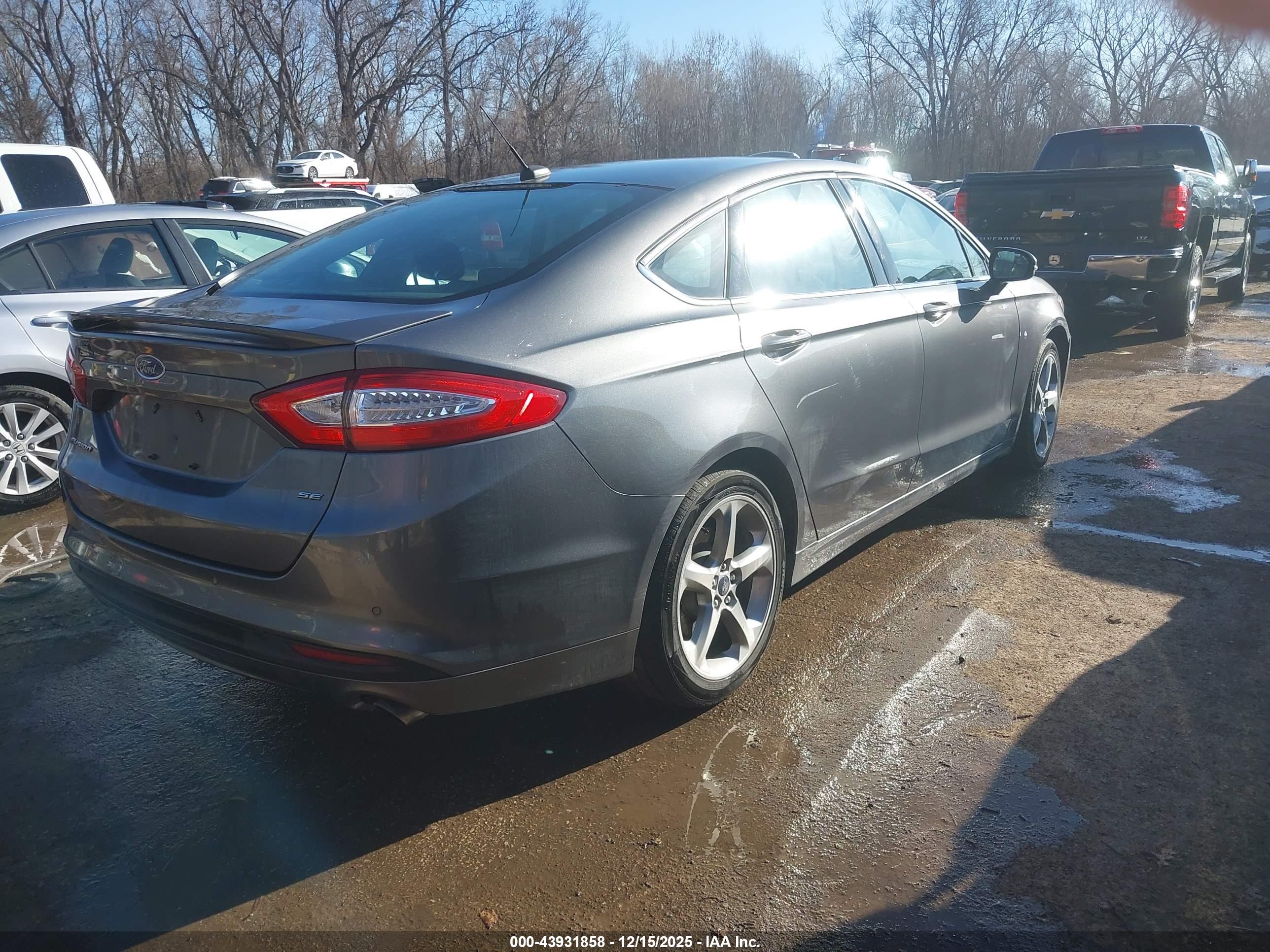 FORD FUSION image 4
