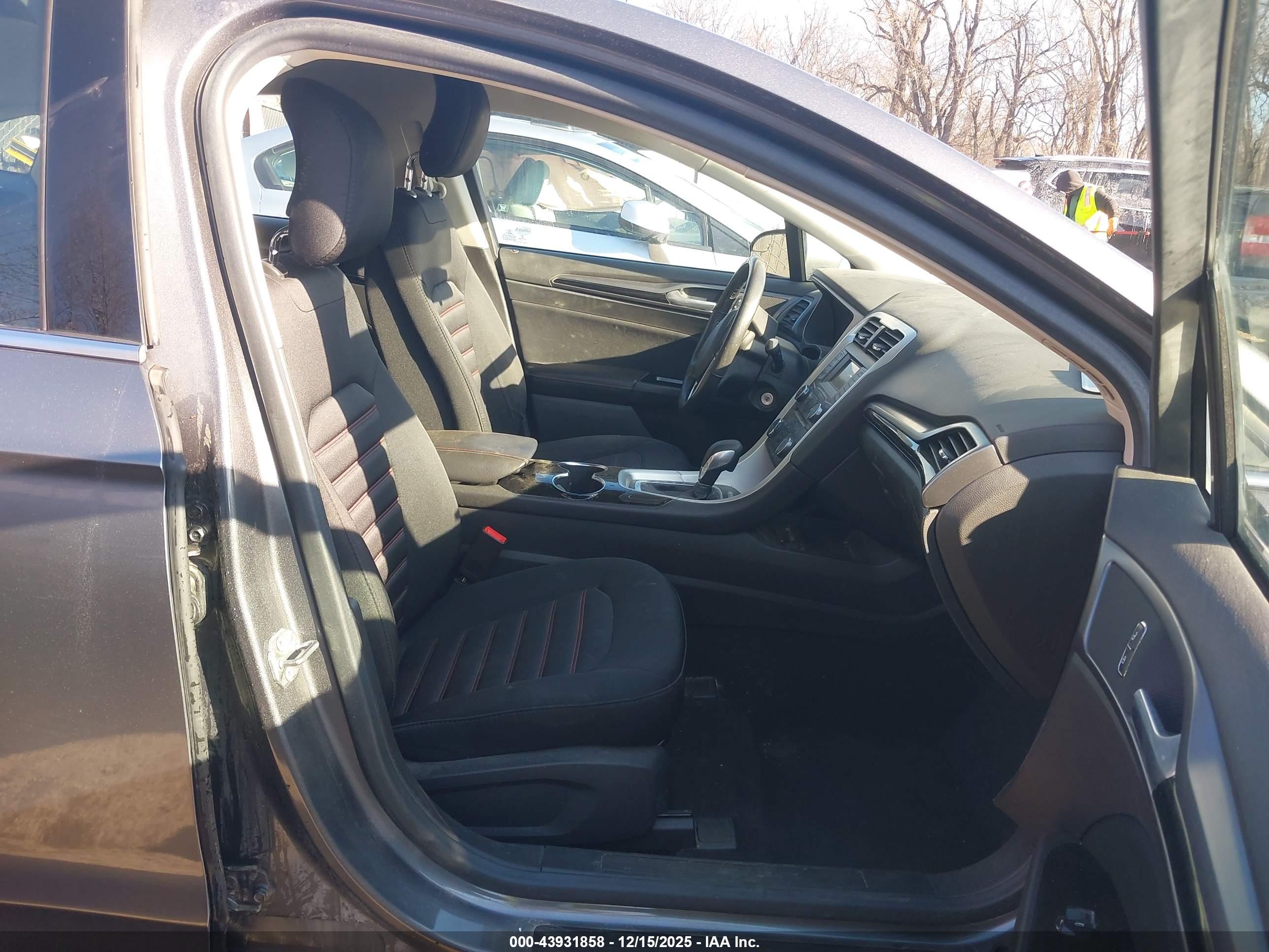 FORD FUSION image 5