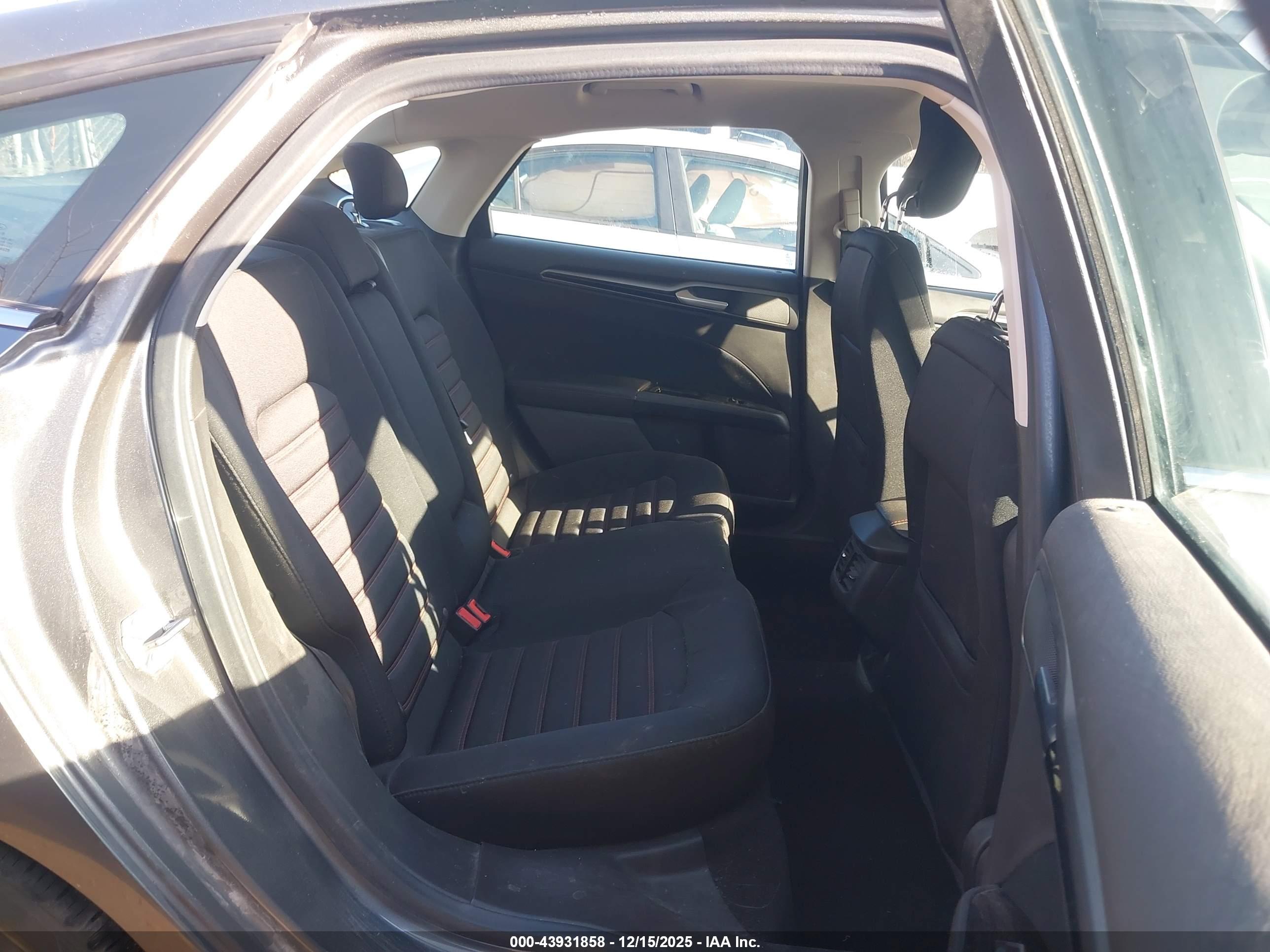 FORD FUSION image 8