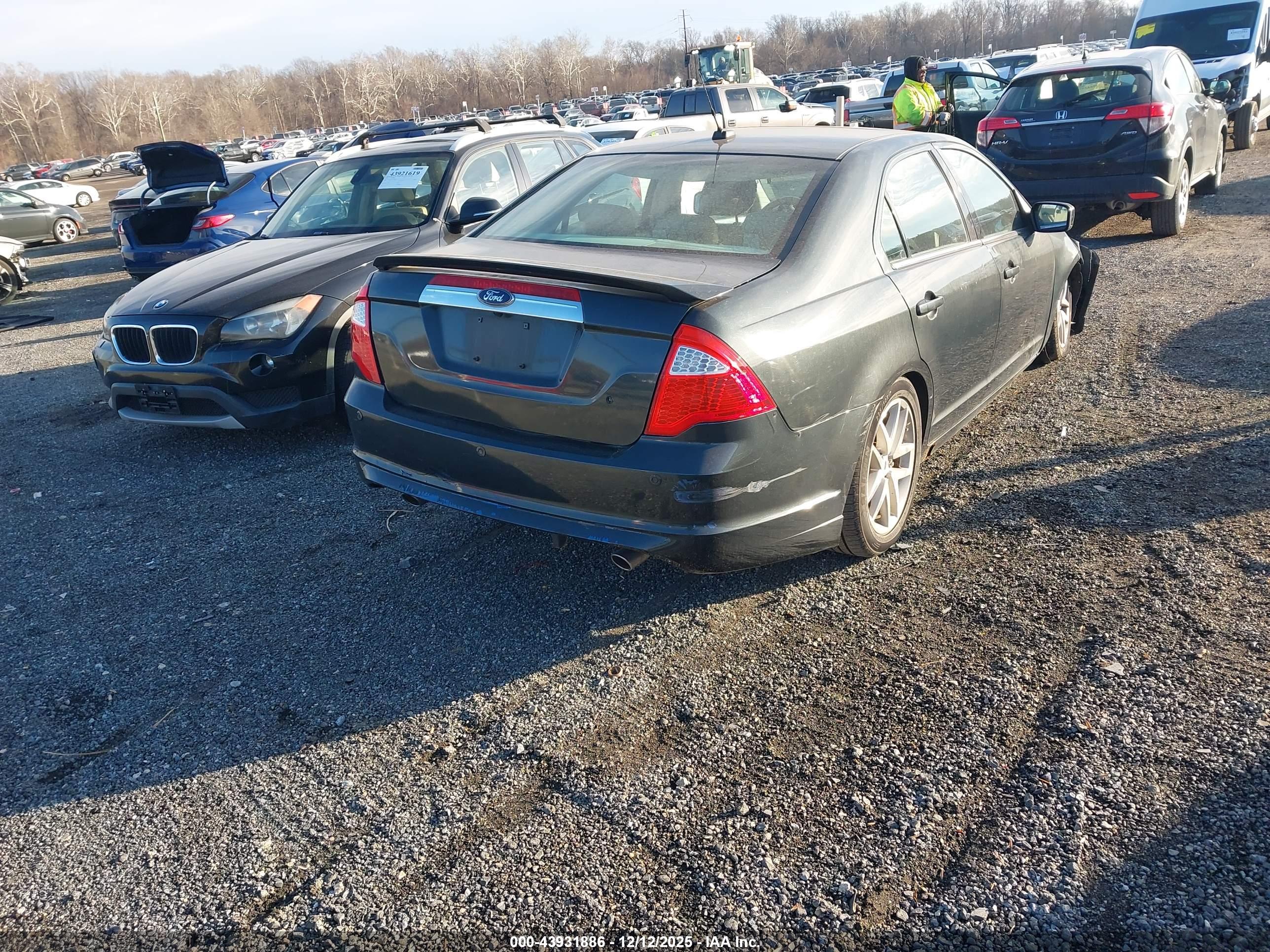 FORD FUSION image 4