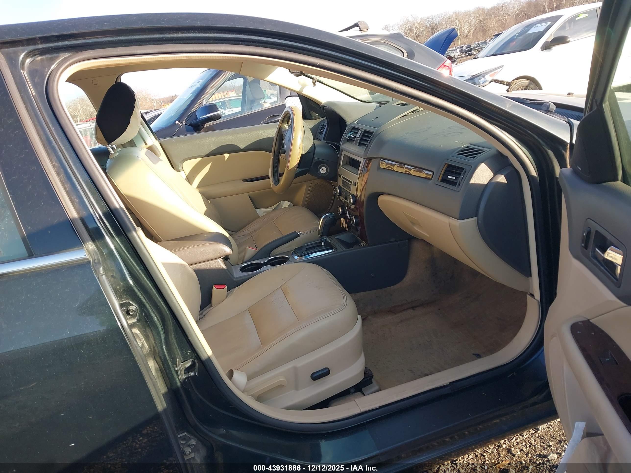 FORD FUSION image 5