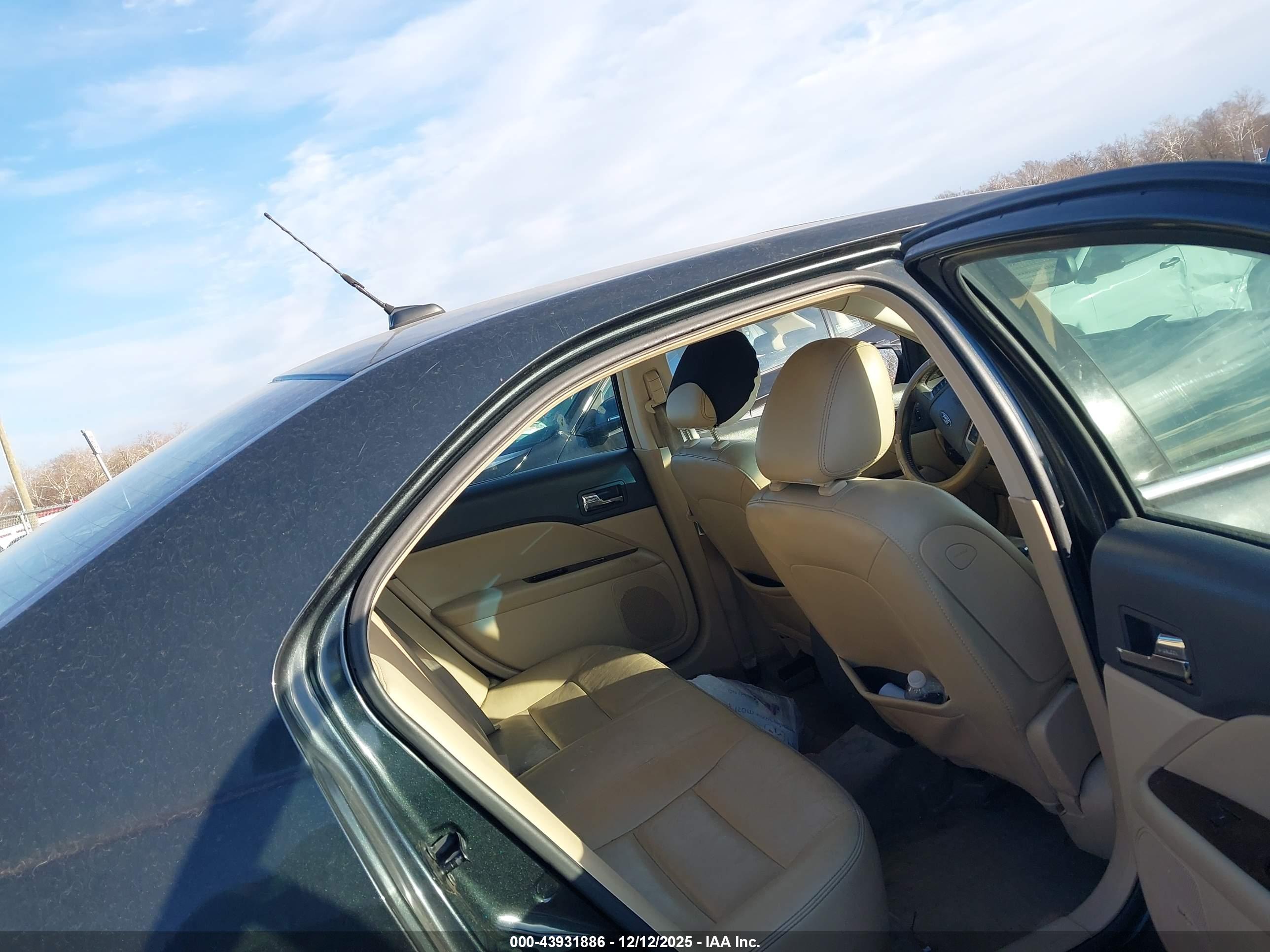 FORD FUSION image 8
