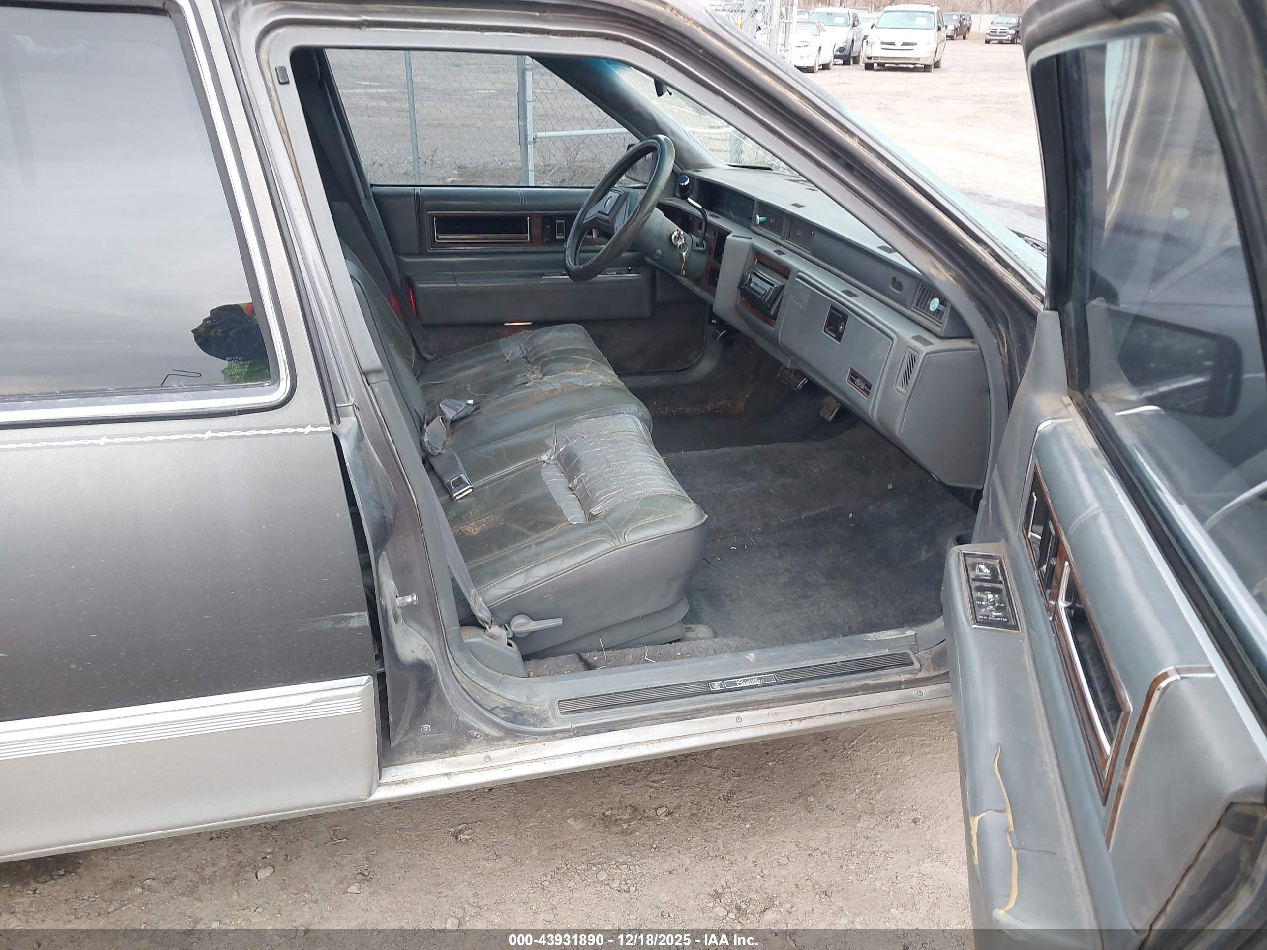 CADILLAC DEVILLE image 5