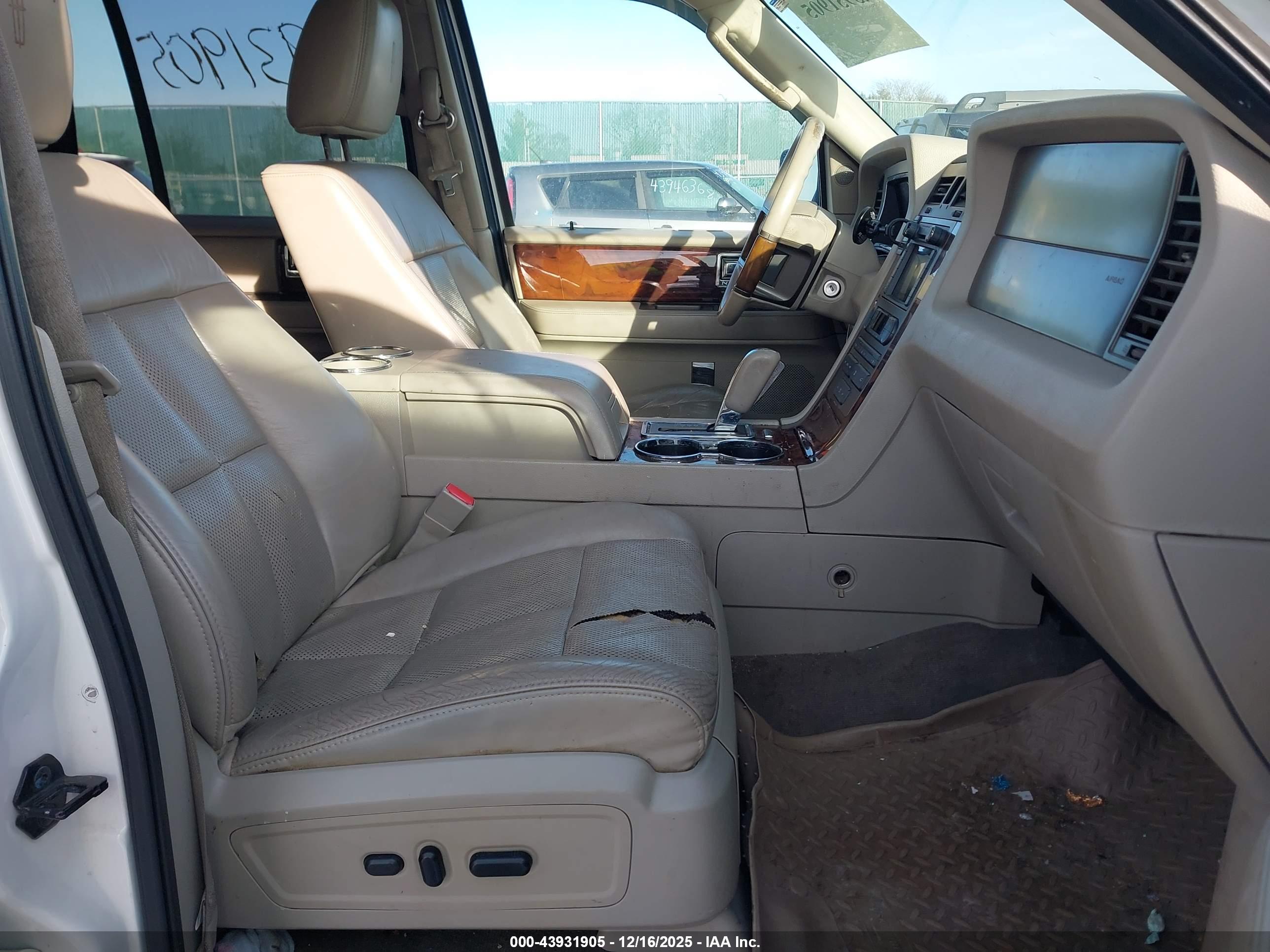 LINCOLN NAVIGATOR image 5