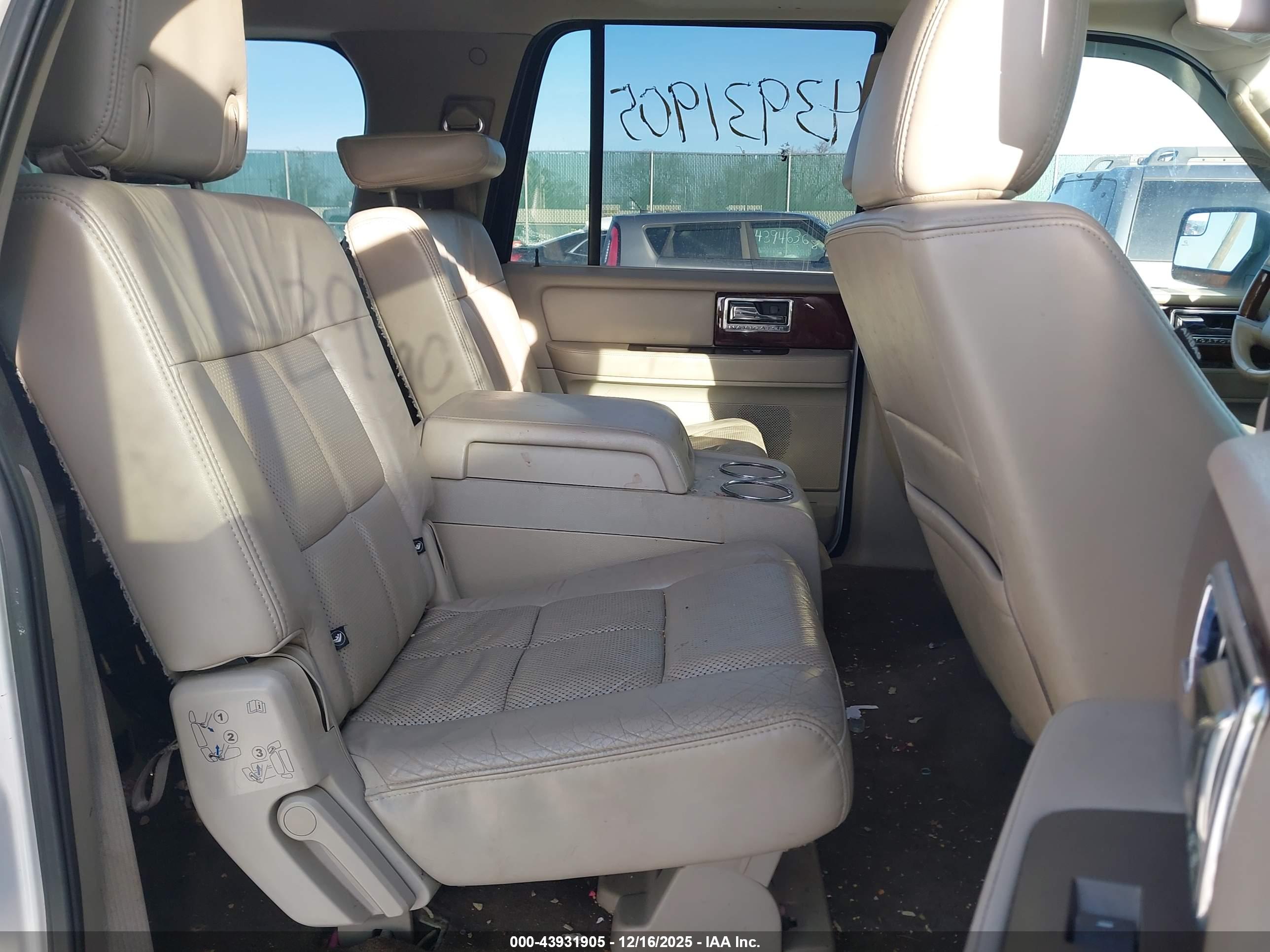 LINCOLN NAVIGATOR image 8