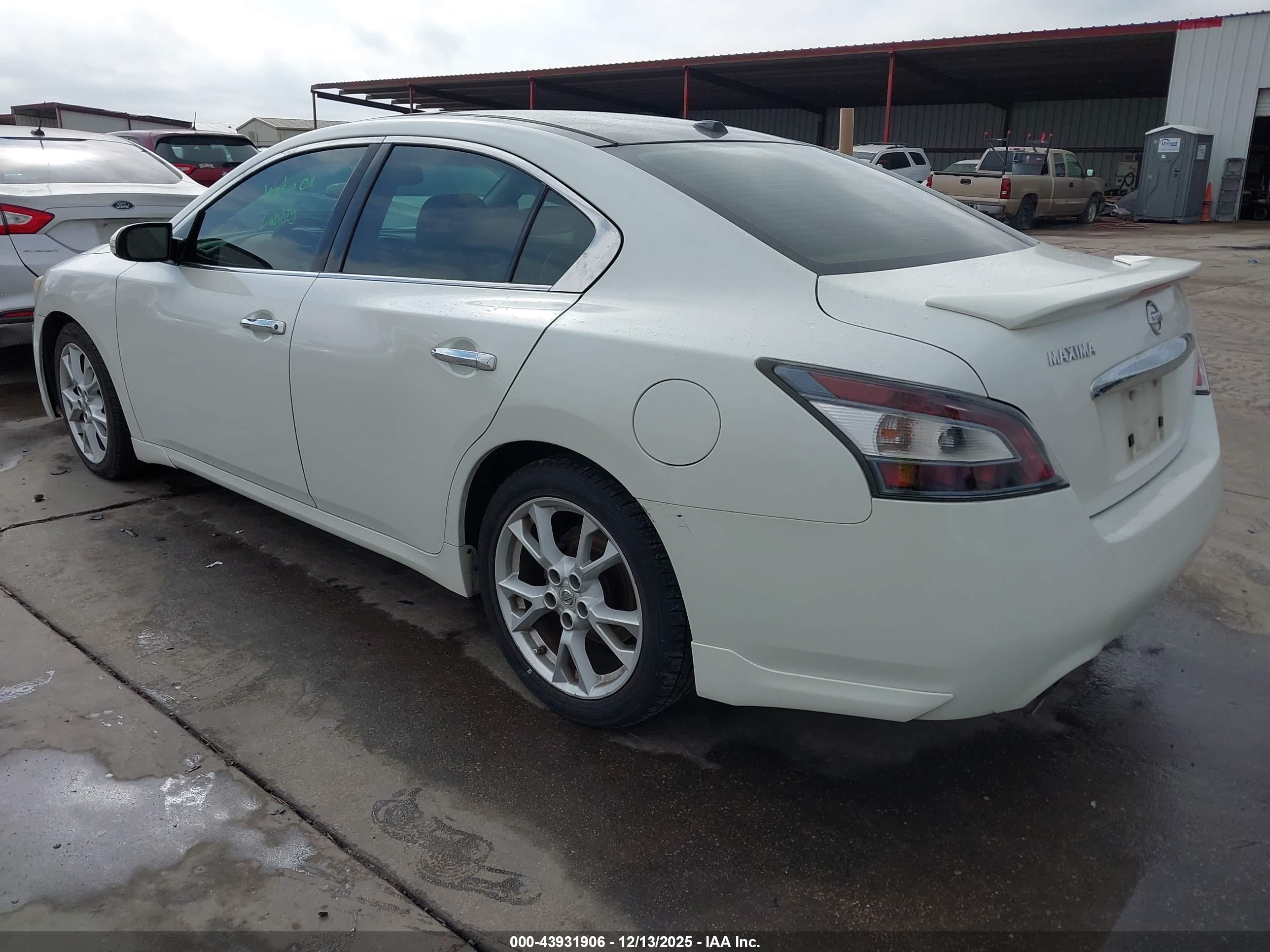 NISSAN MAXIMA image 3