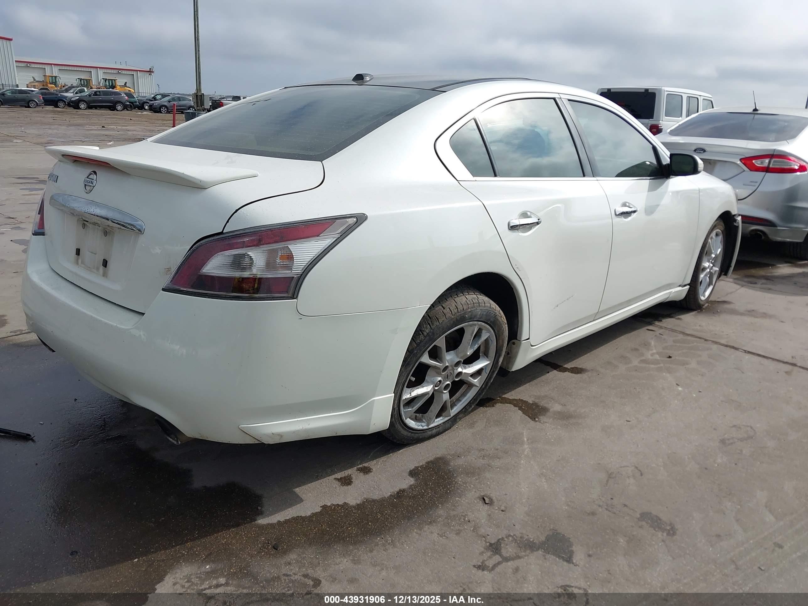 NISSAN MAXIMA image 4