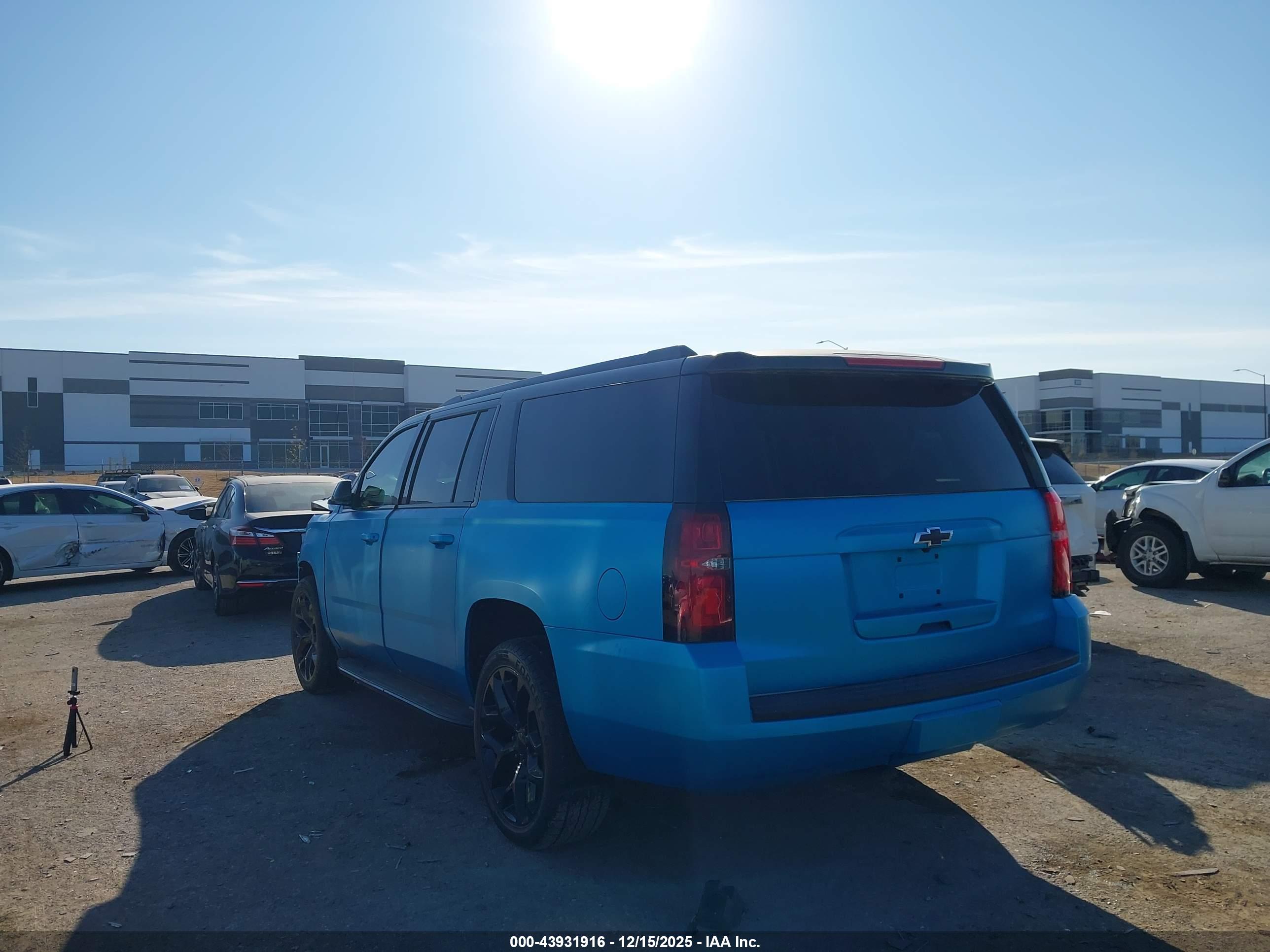 CHEVROLET SUBURBAN image 3
