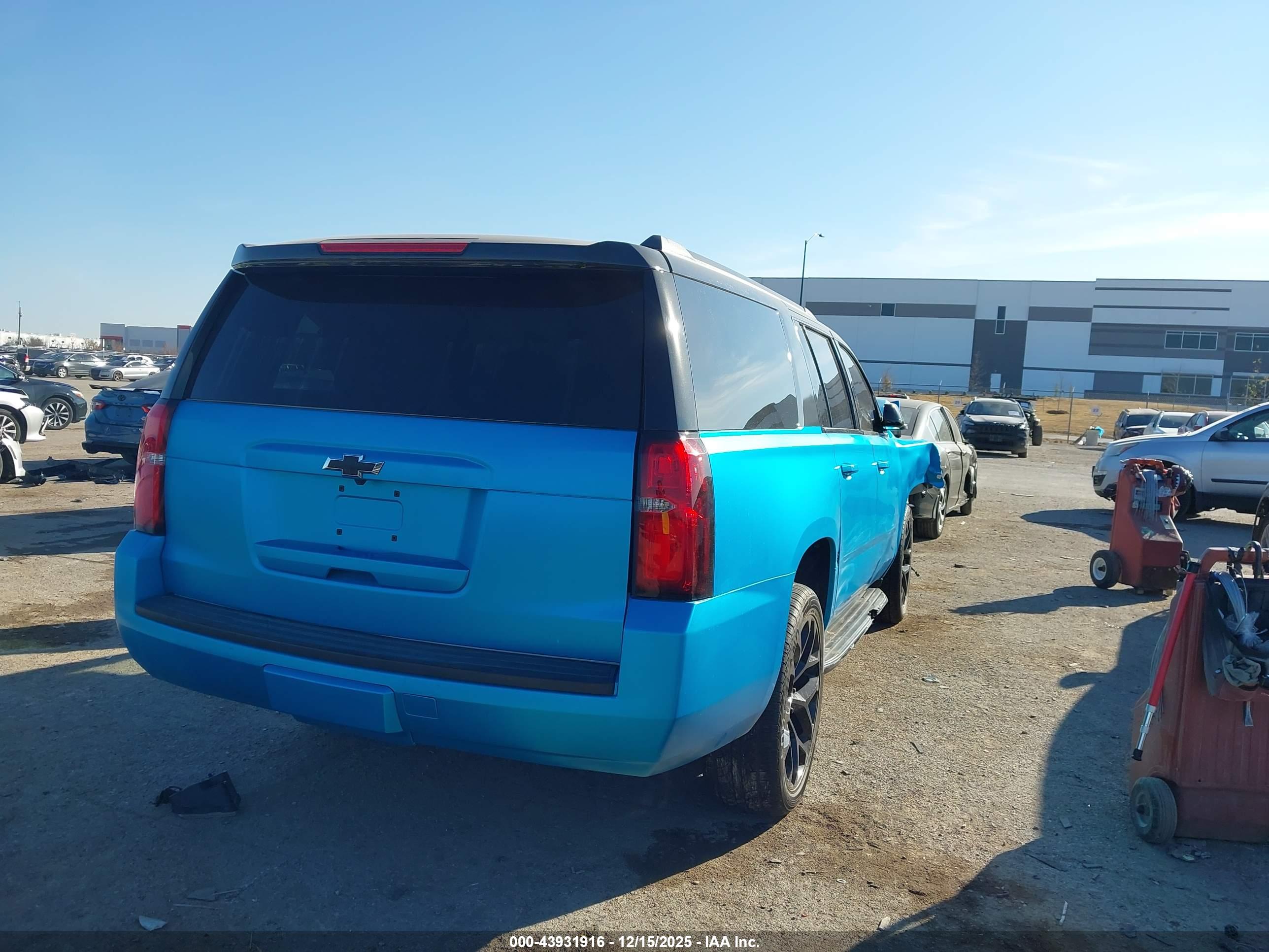 CHEVROLET SUBURBAN image 4