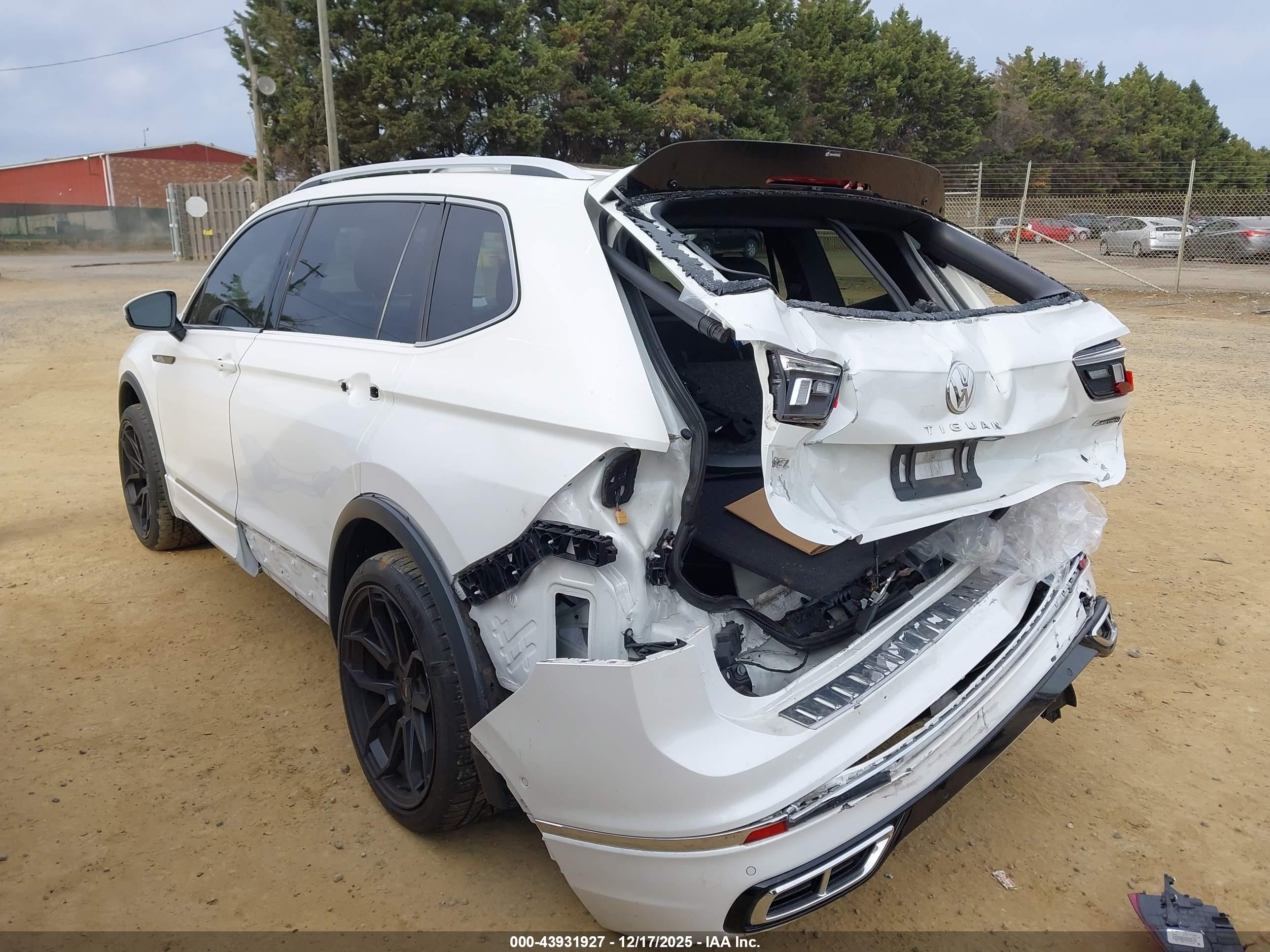 VOLKSWAGEN TIGUAN image 3