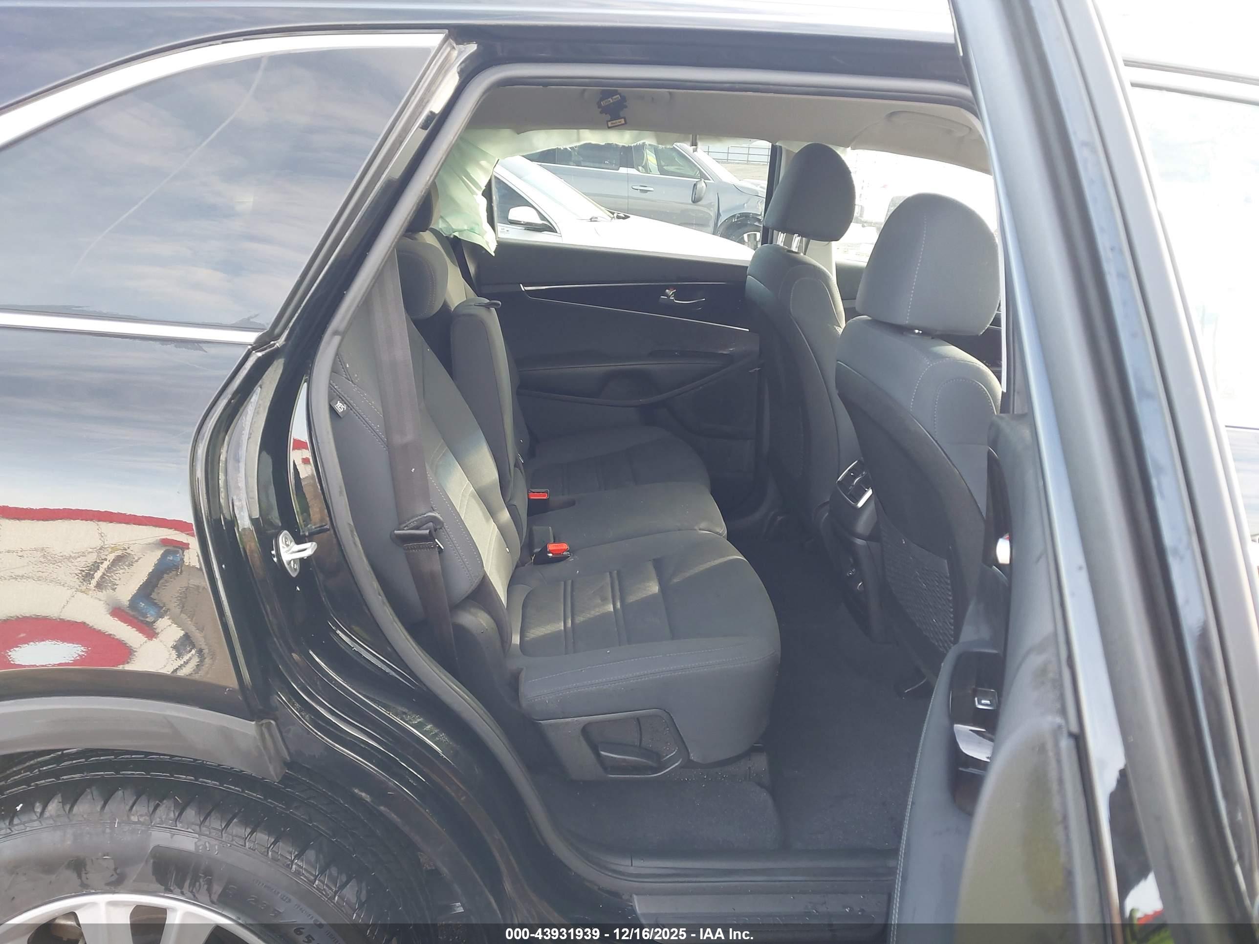 KIA SORENTO image 8