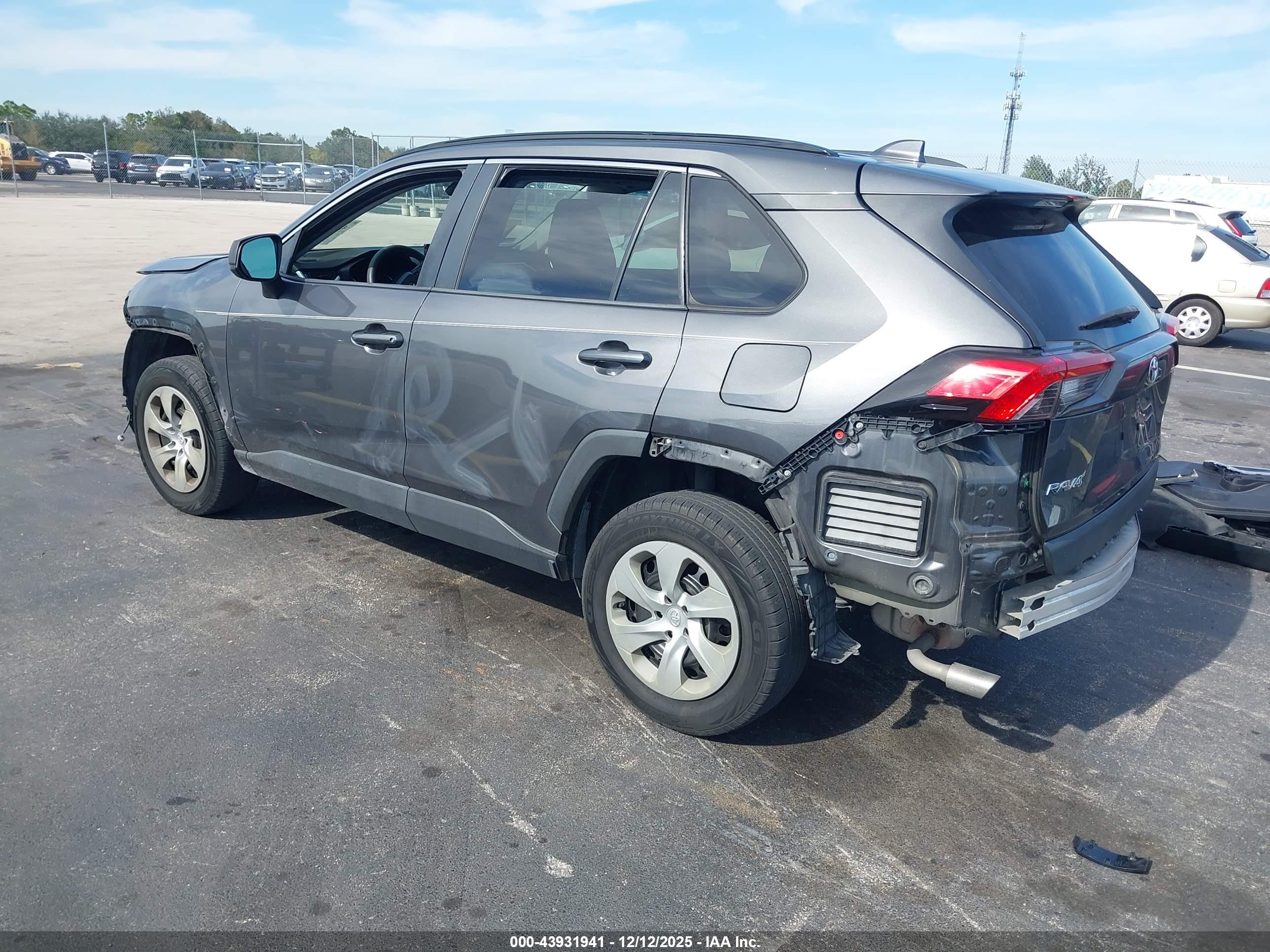 TOYOTA RAV4 image 3