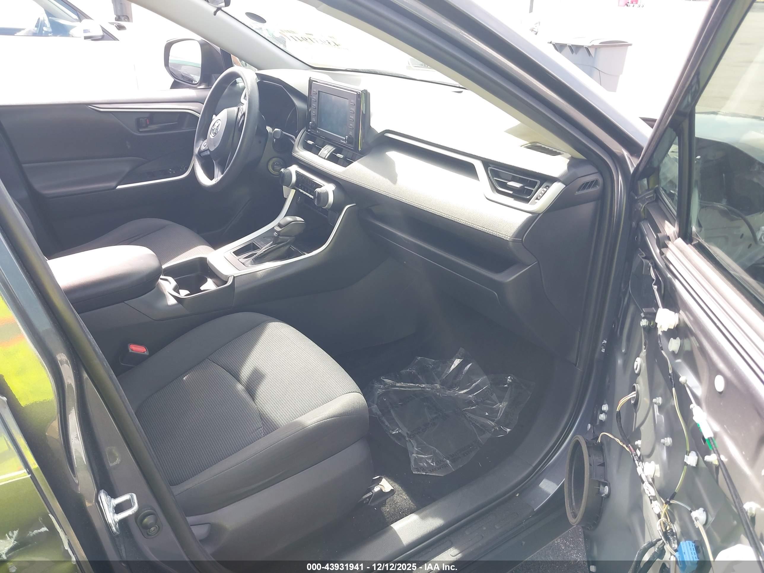 TOYOTA RAV4 image 5