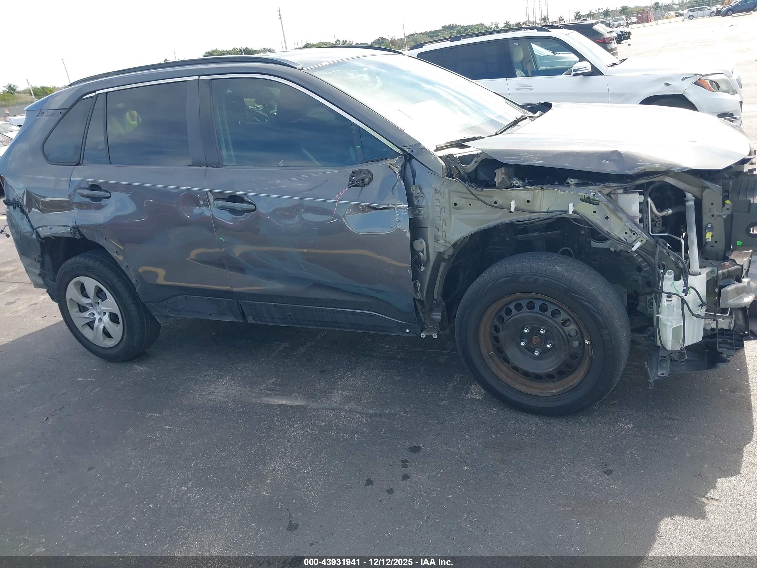 TOYOTA RAV4 image 6