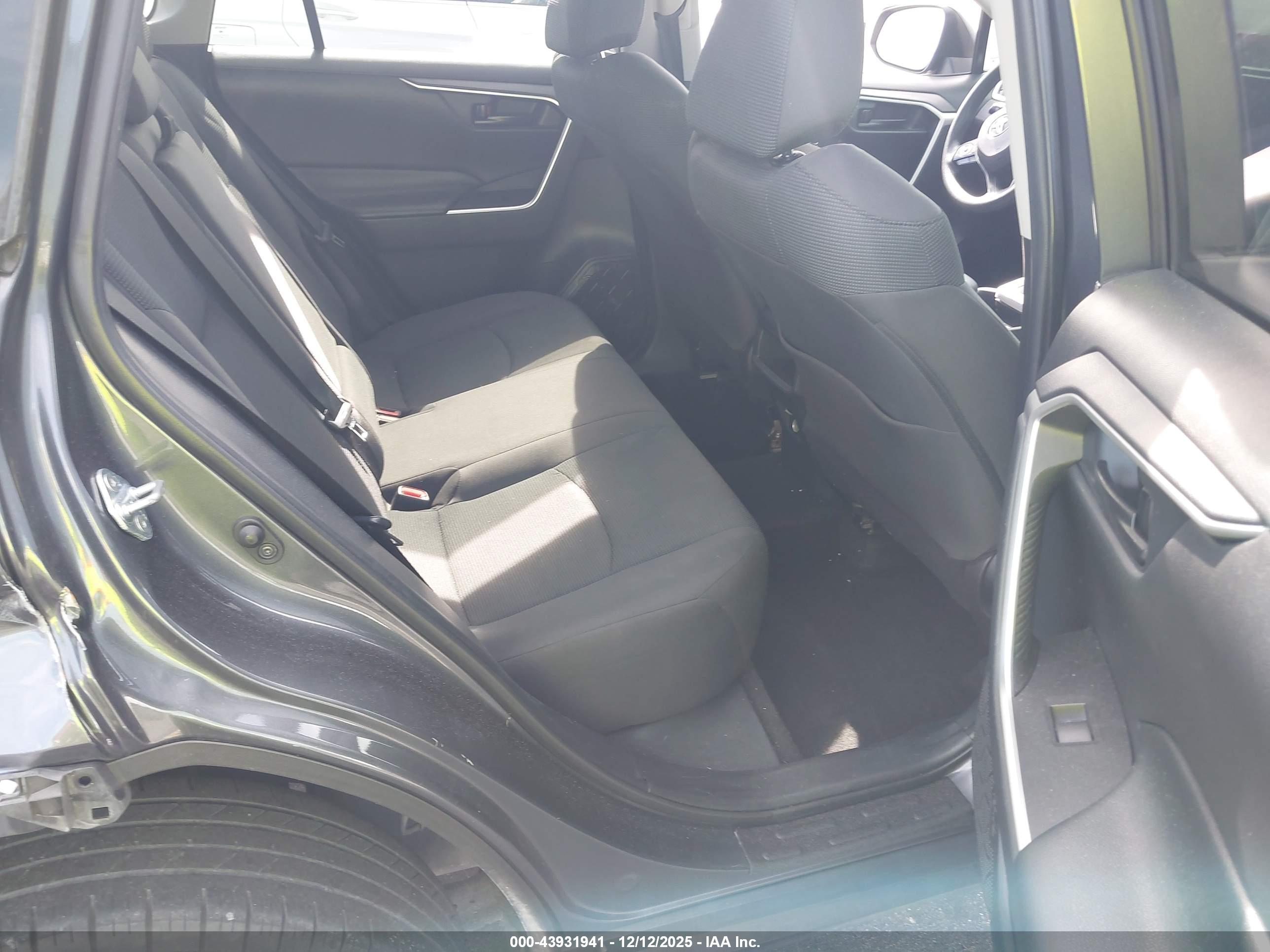 TOYOTA RAV4 image 8