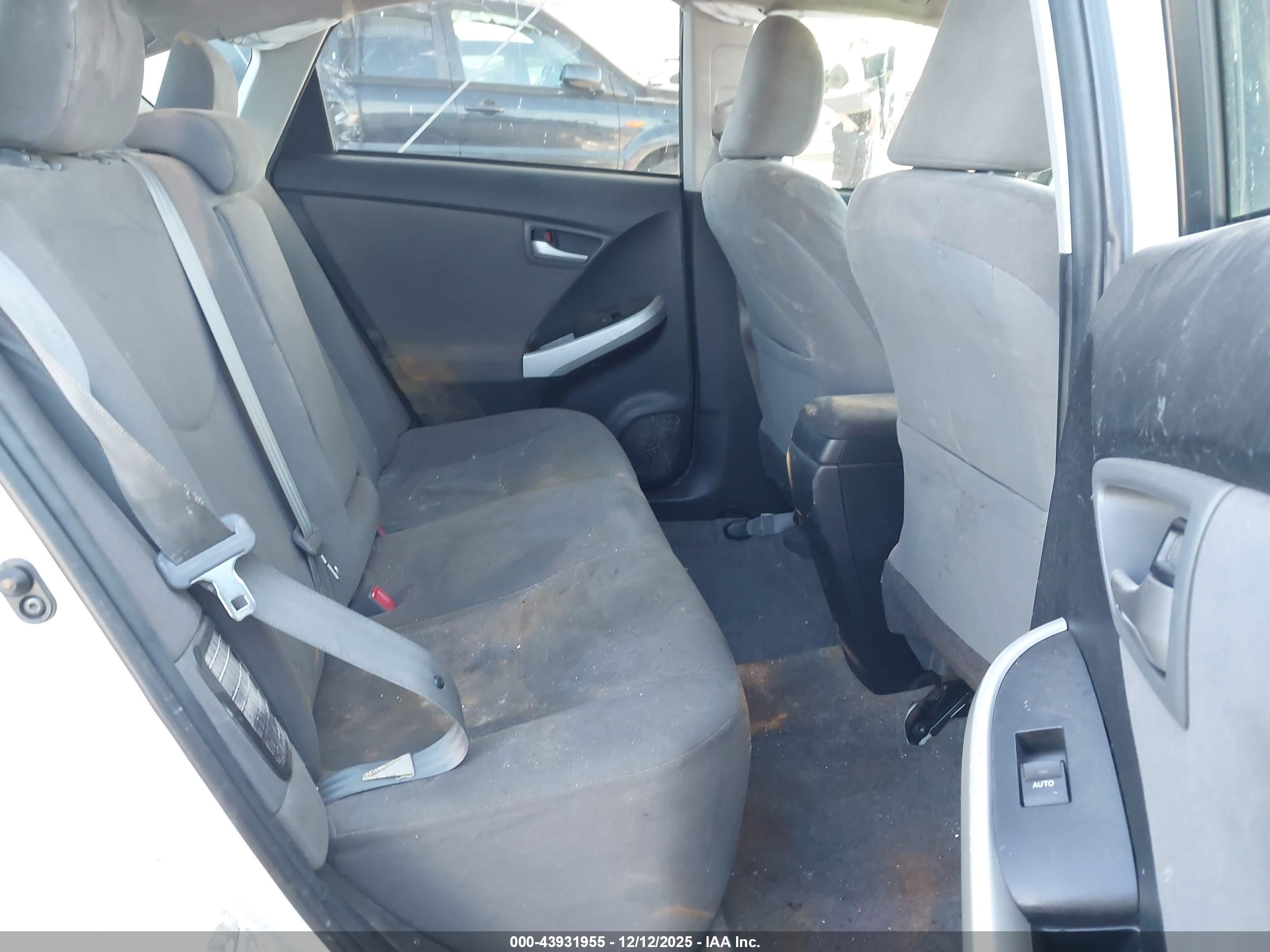 TOYOTA PRIUS image 8