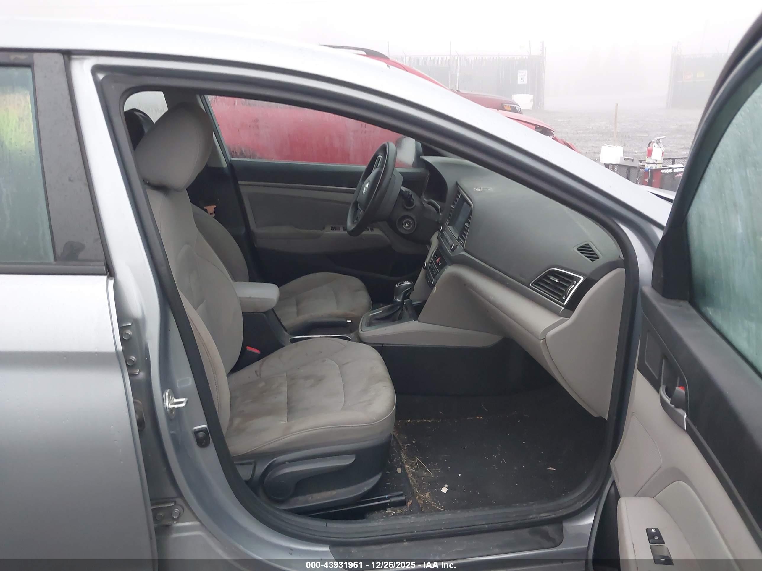 HYUNDAI ELANTRA image 5
