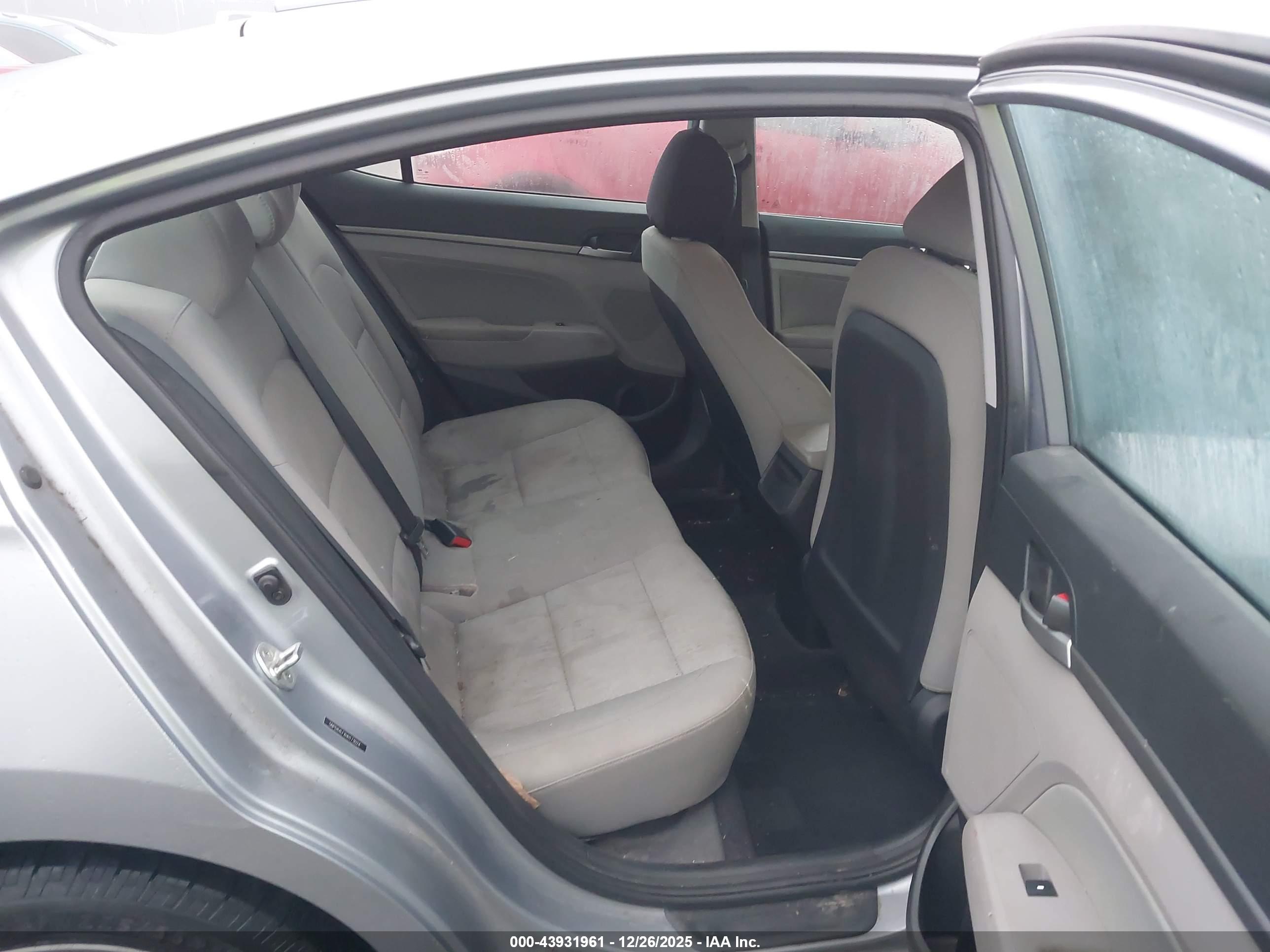 HYUNDAI ELANTRA image 8