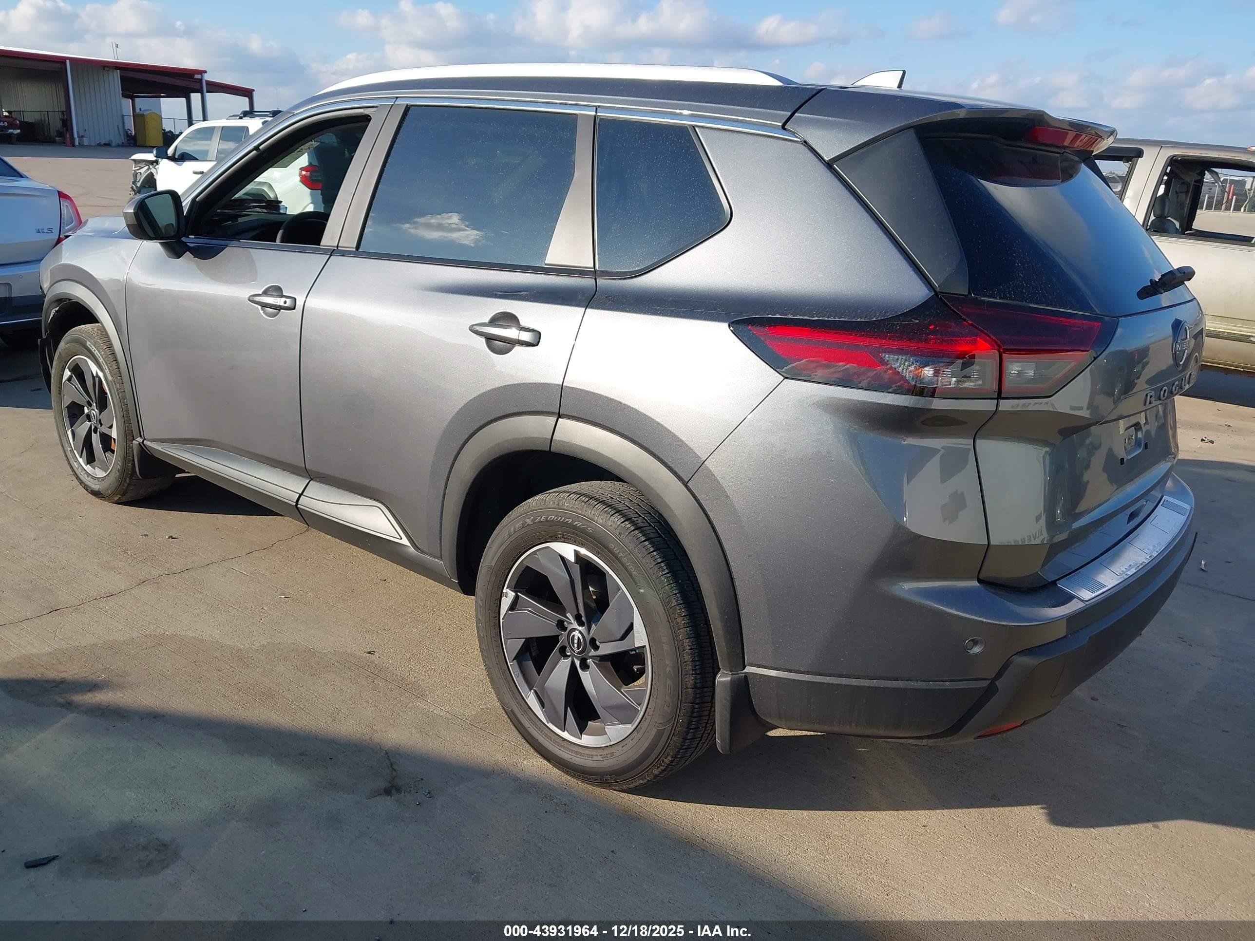 NISSAN ROGUE image 3