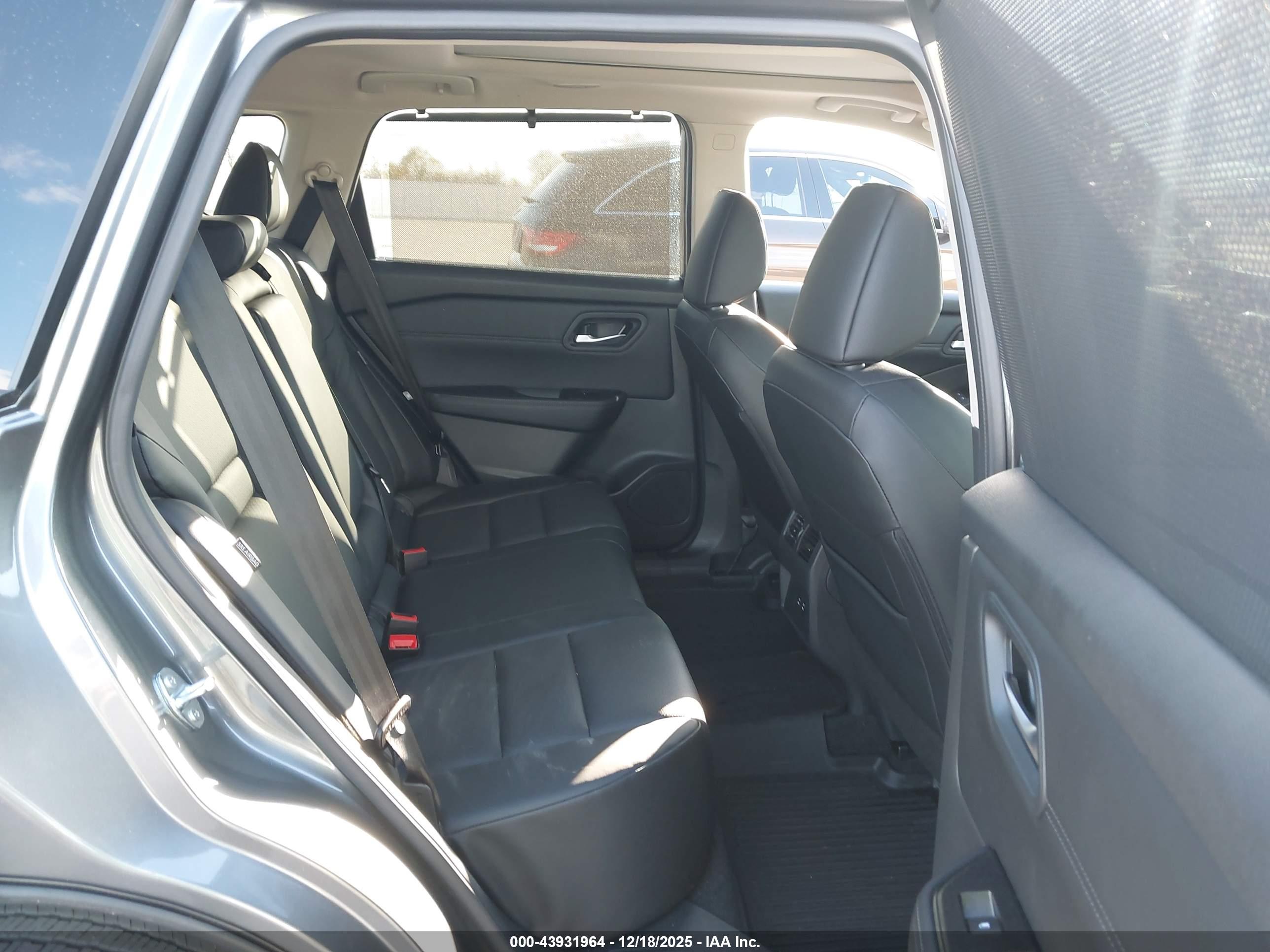 NISSAN ROGUE image 8