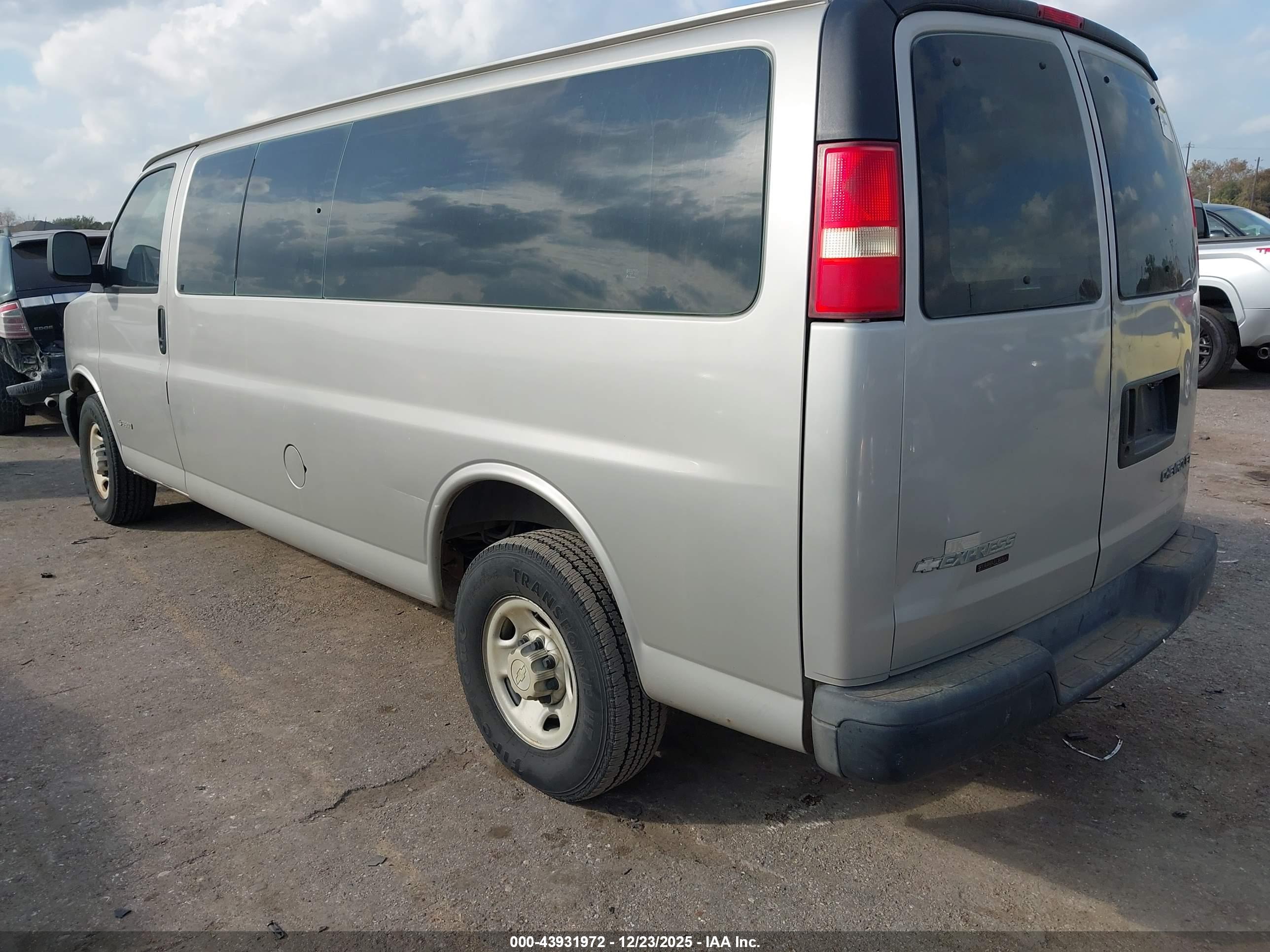 CHEVROLET EXPRESS image 3