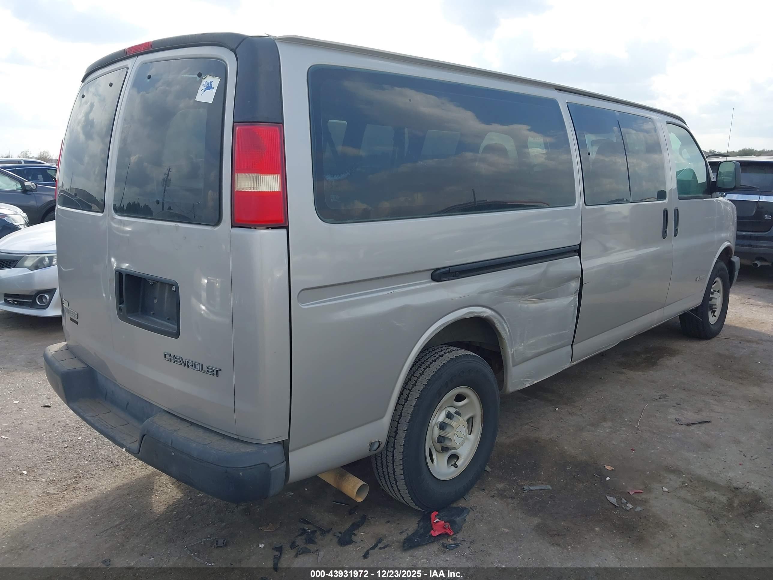 CHEVROLET EXPRESS image 4