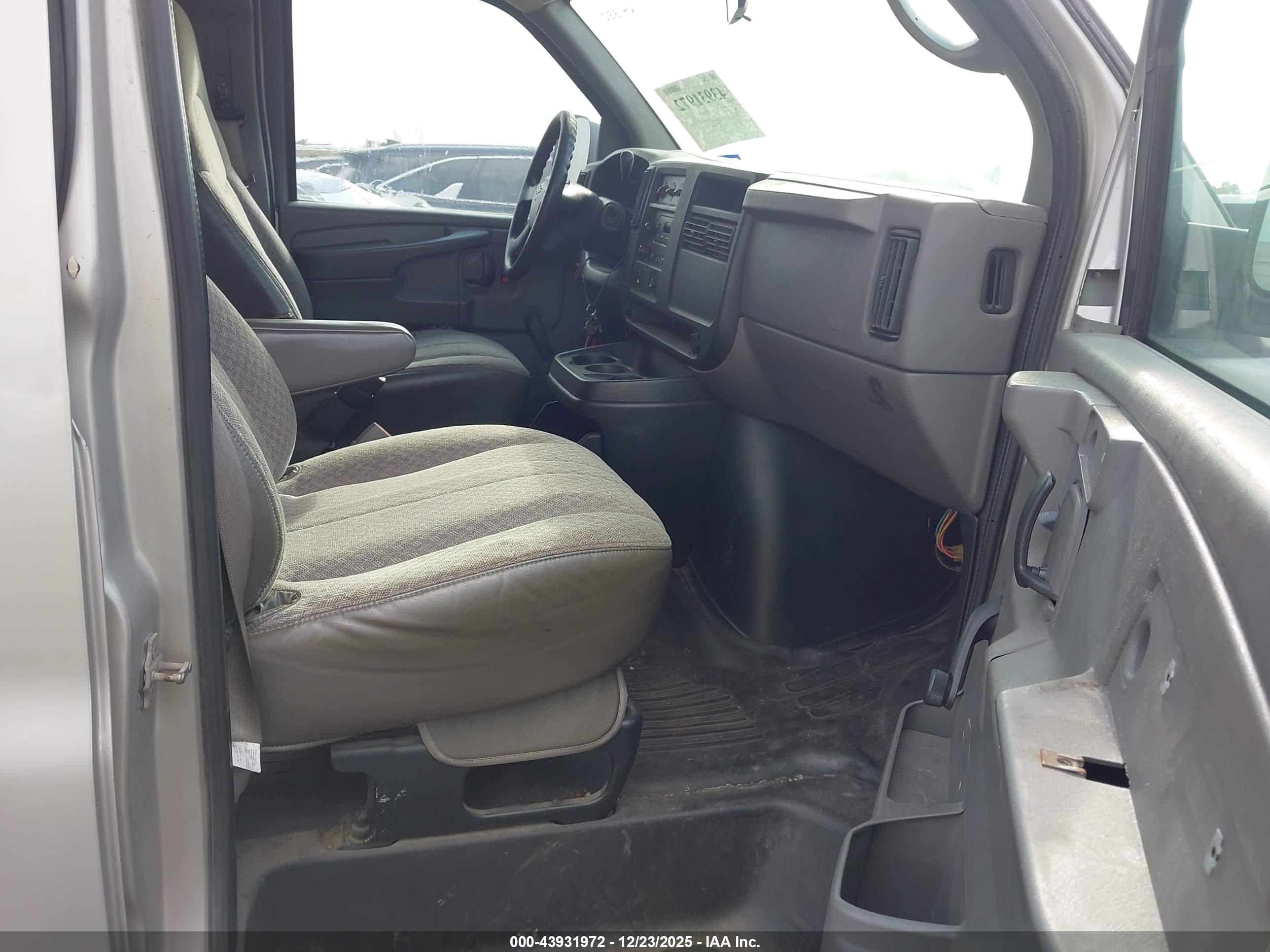 CHEVROLET EXPRESS image 5