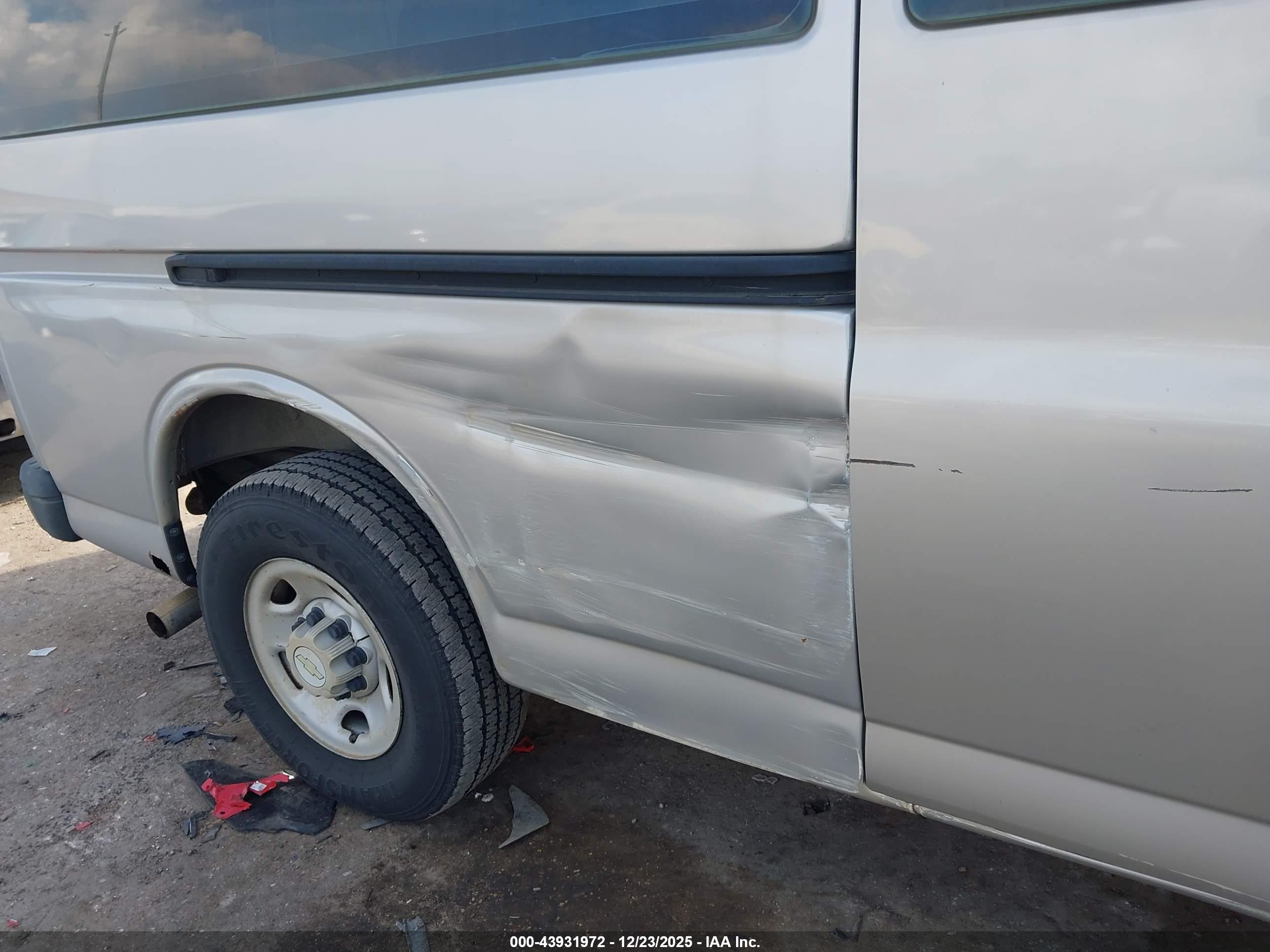 CHEVROLET EXPRESS image 6