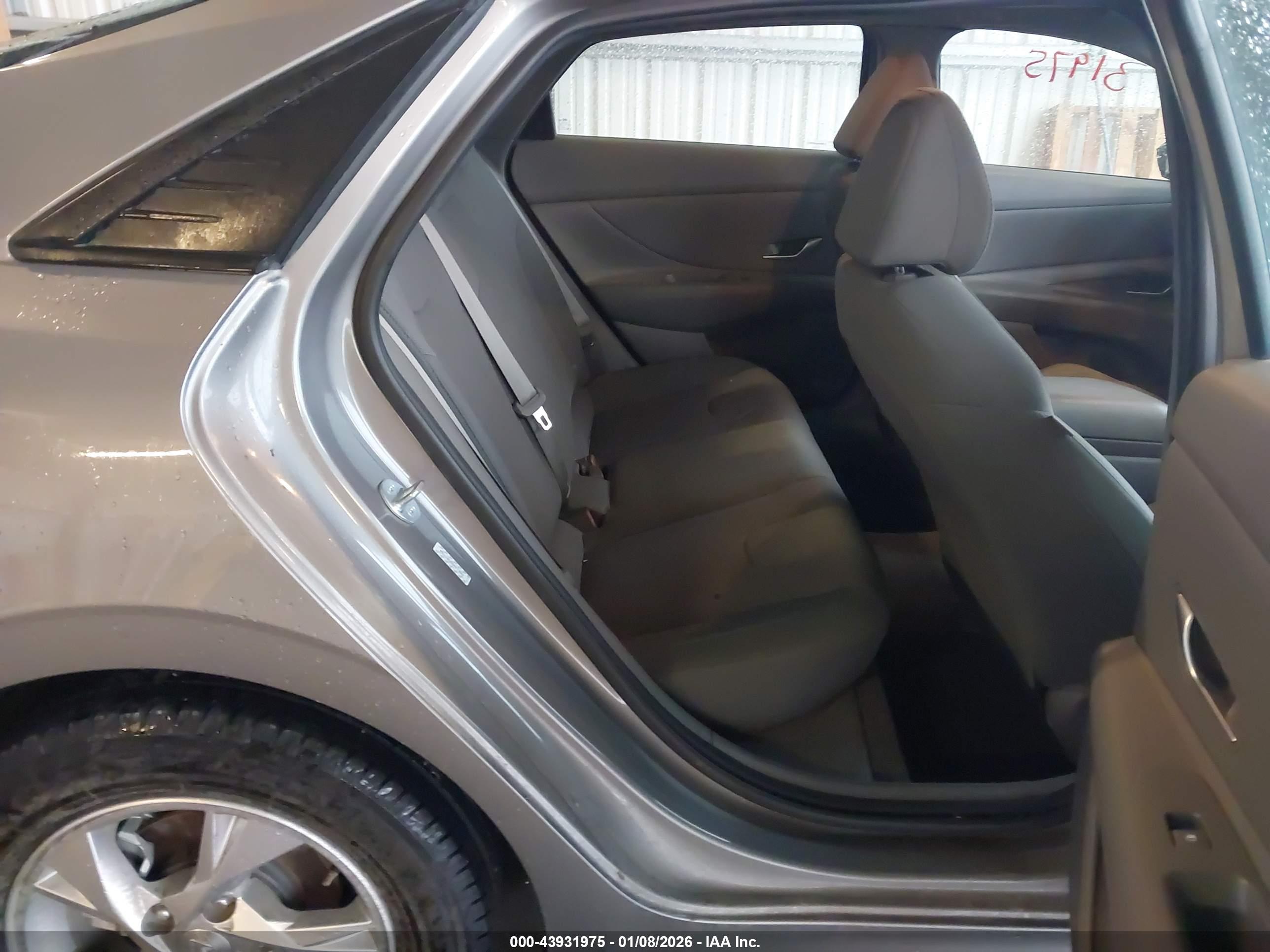 HYUNDAI ELANTRA image 8
