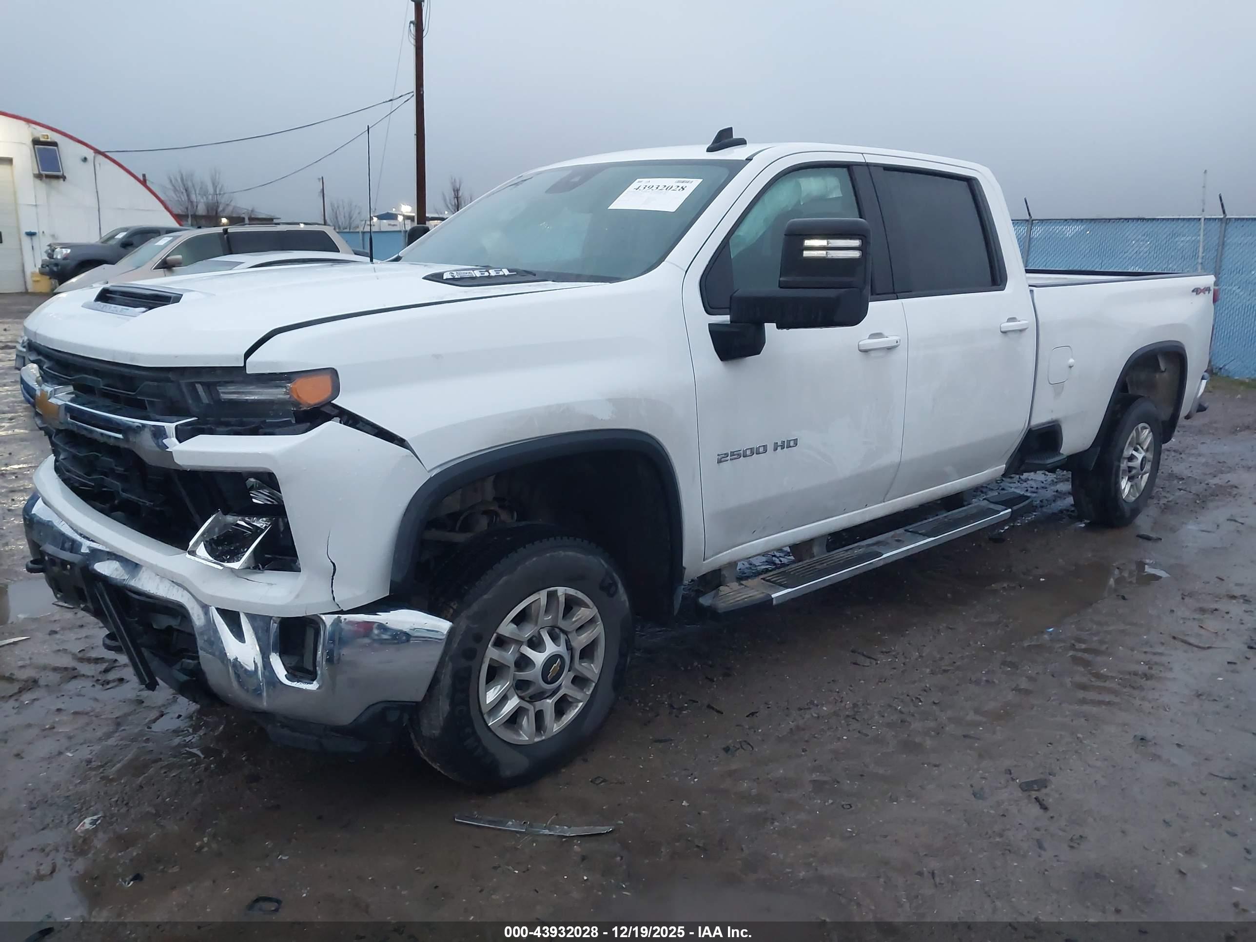 CHEVROLET SILVERADO image 2