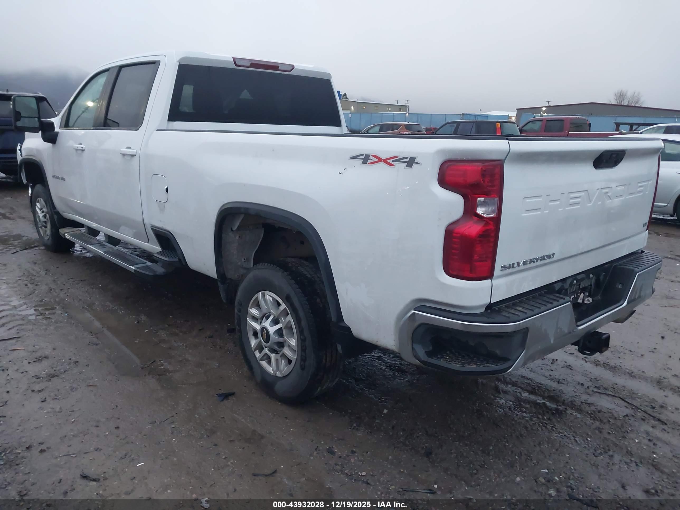 CHEVROLET SILVERADO image 3